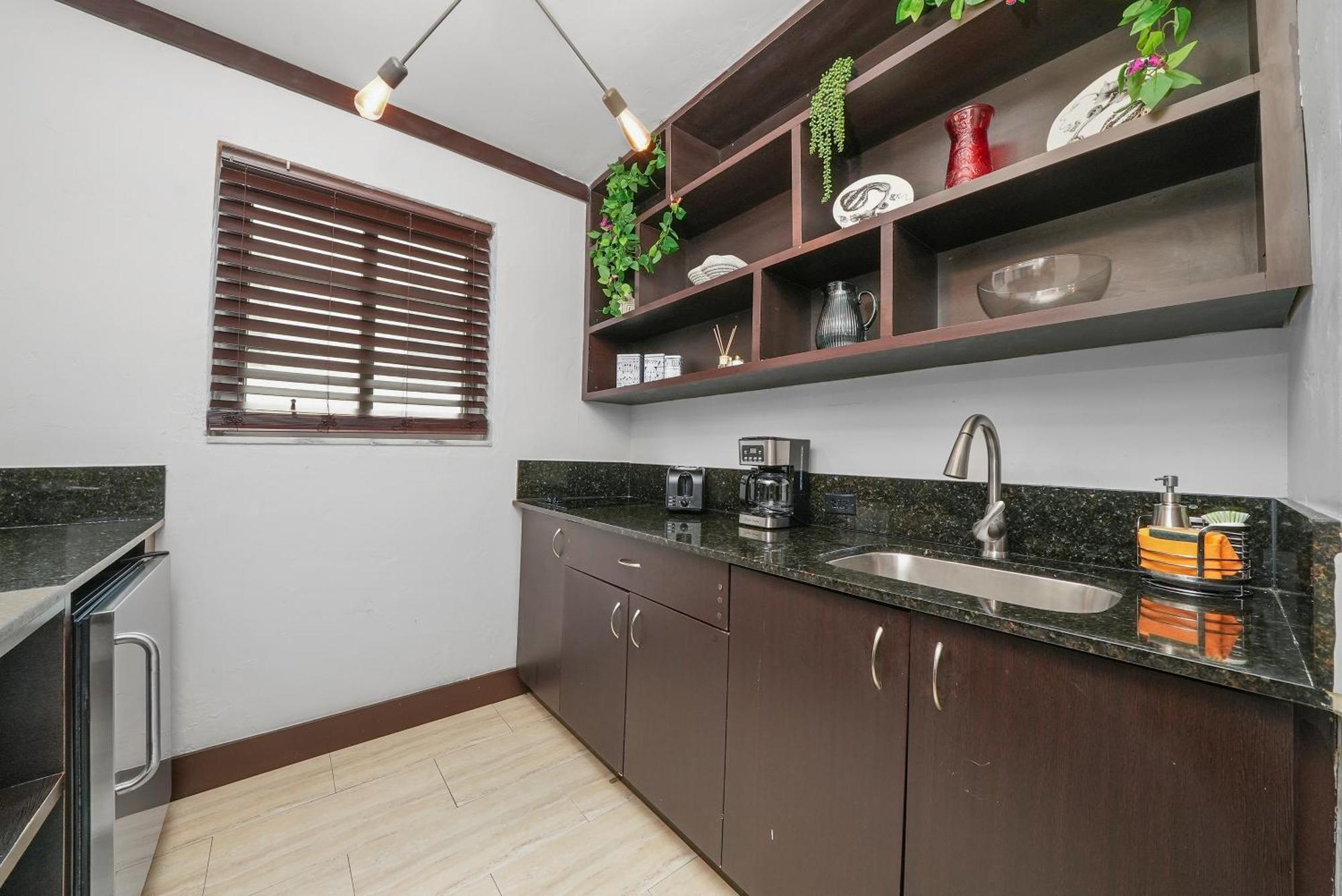 Queen Studio,1689846316:JPEG