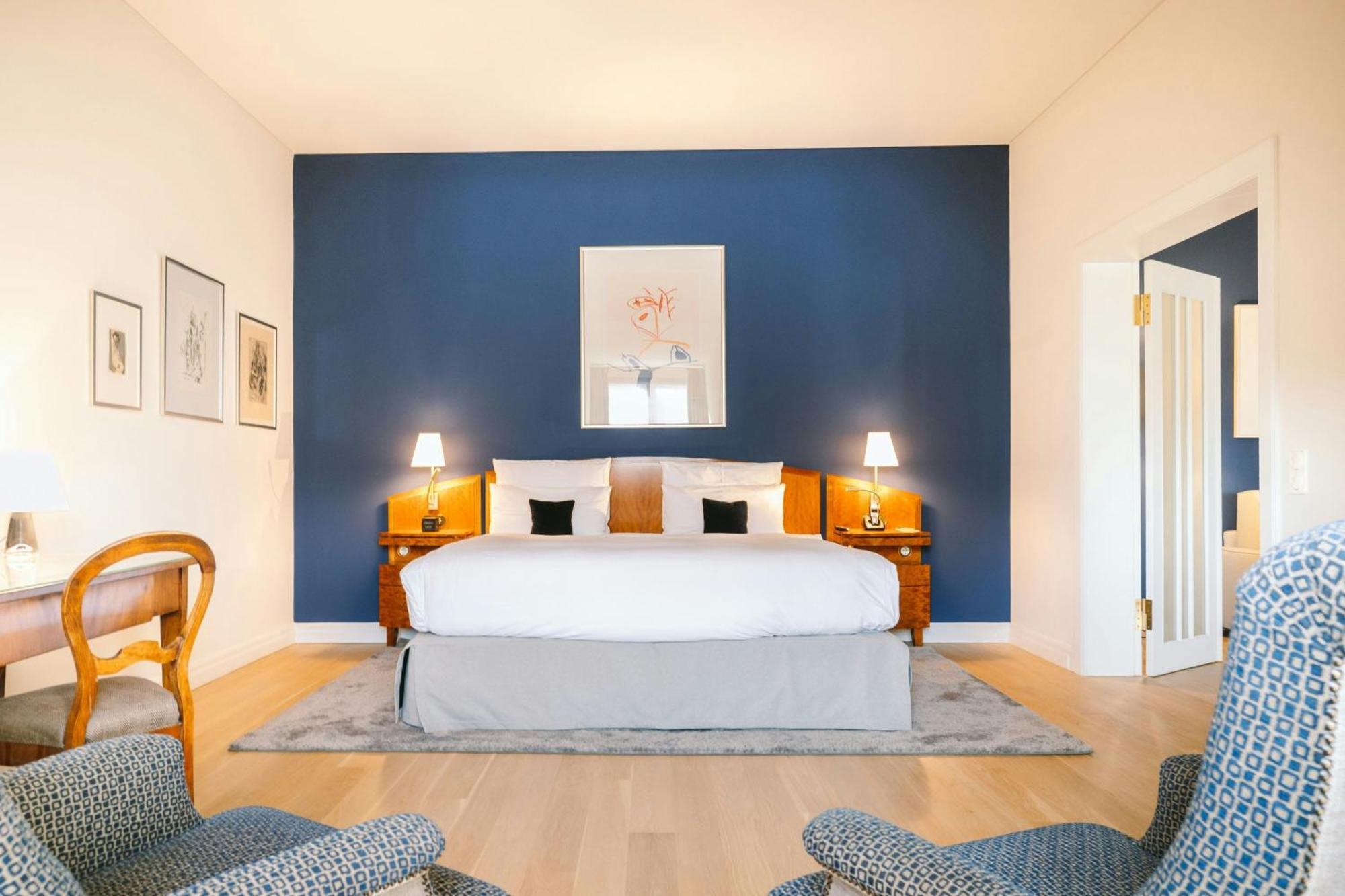 Suite mit Doppelbett, Schlafsofa und Blick auf die Stadt