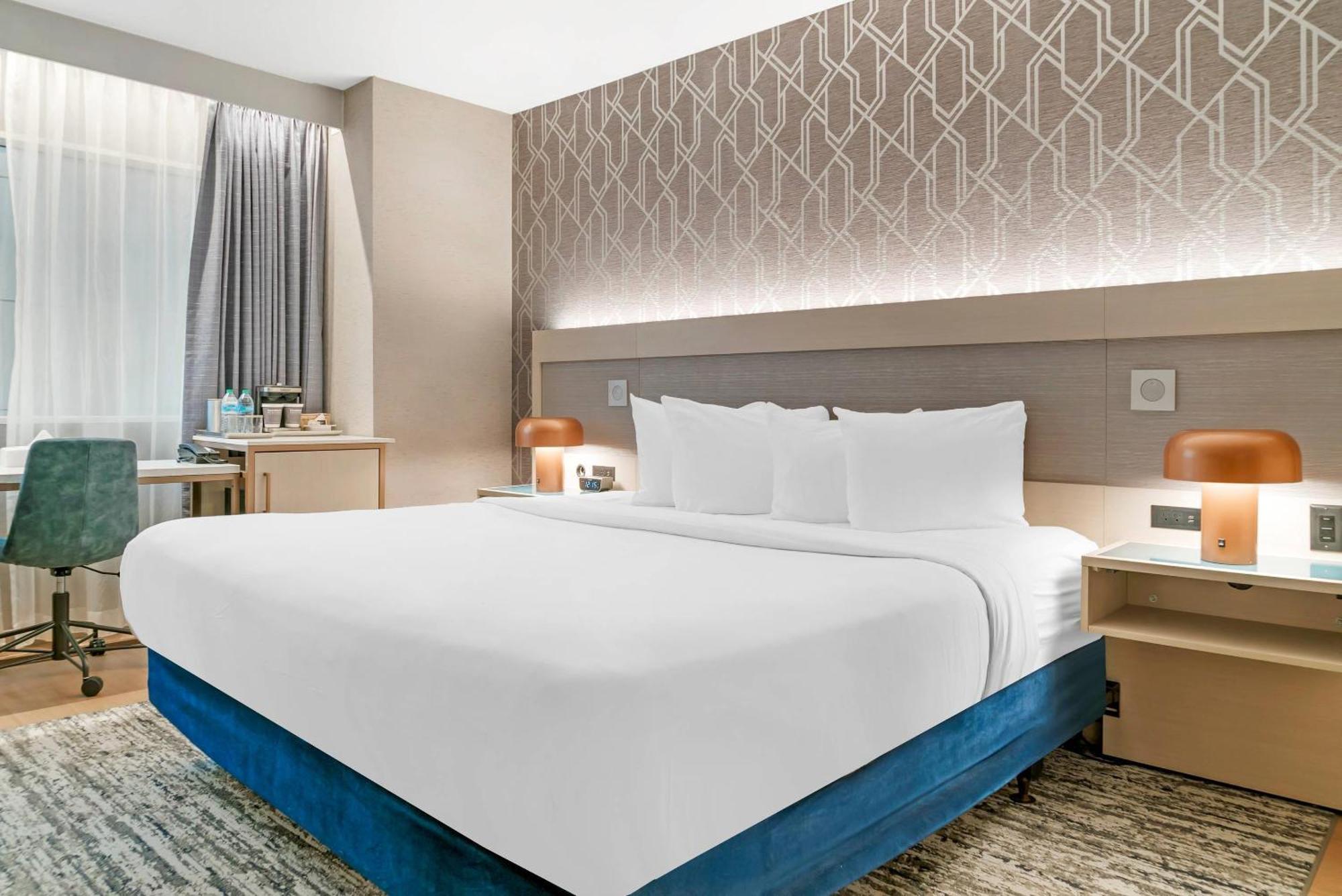 1 King Bed, Mobility and Hearing Accessible,1693293836:JPEG