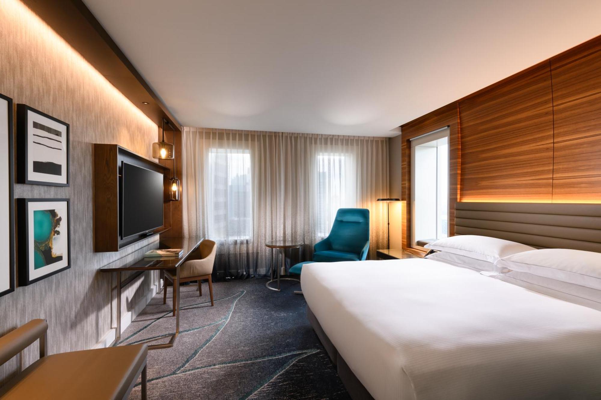 Deluxe Corner King Room
