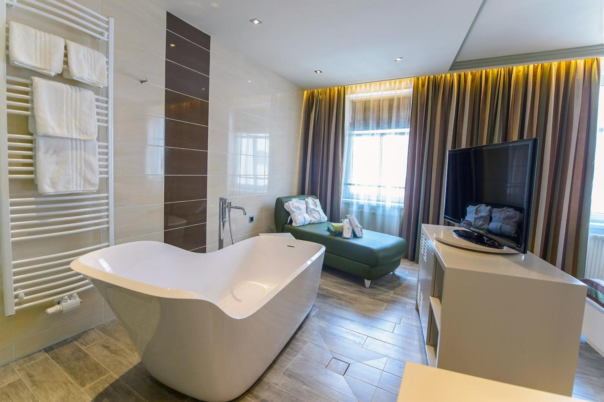Luxury Suite Infrared Cabin