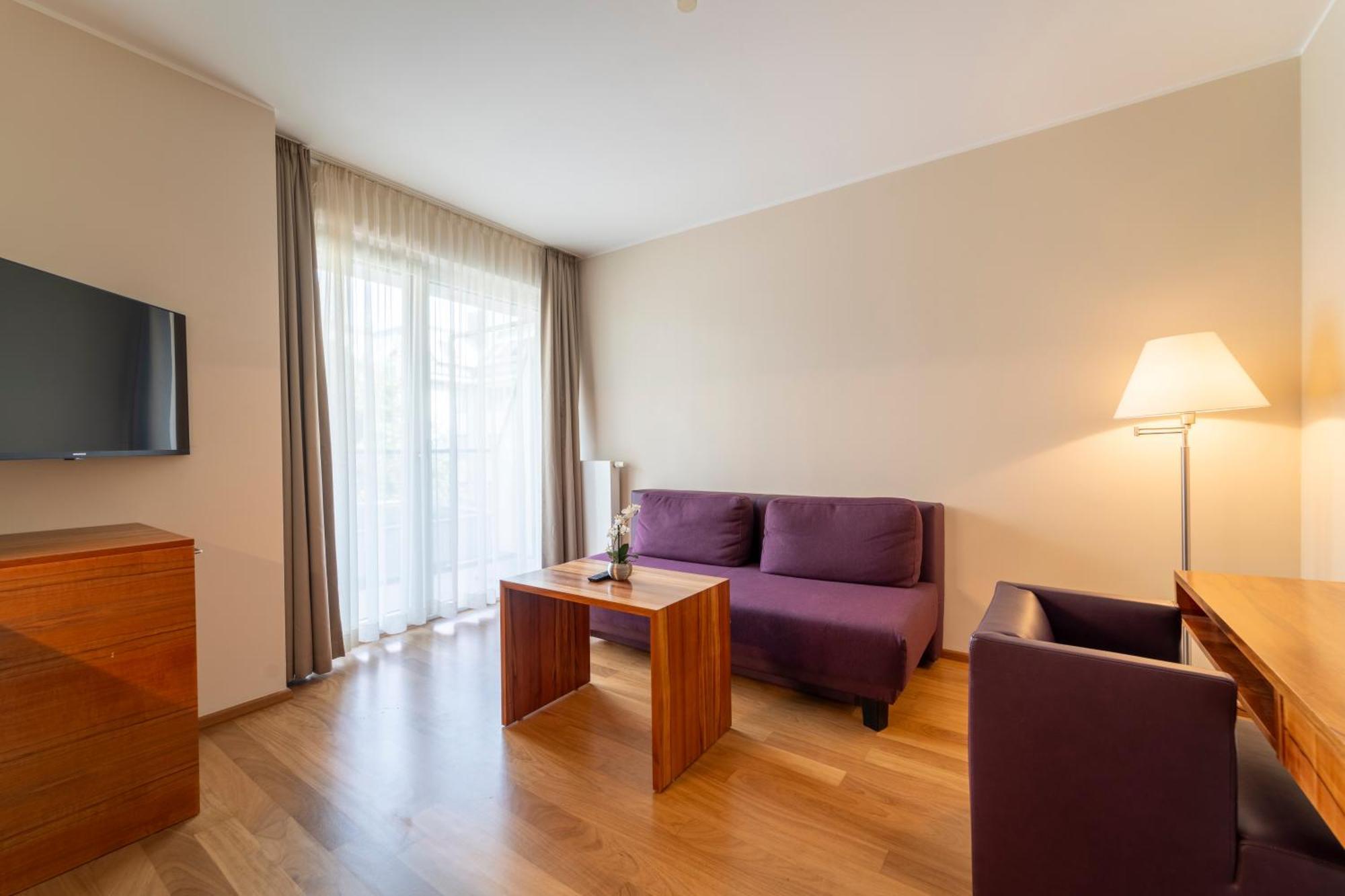 One-Bedroom Apartment Balcony 8er