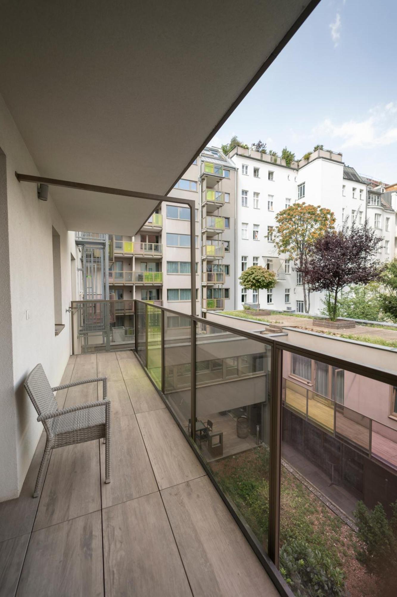 One-Bedroom Apartment Balcony 8er