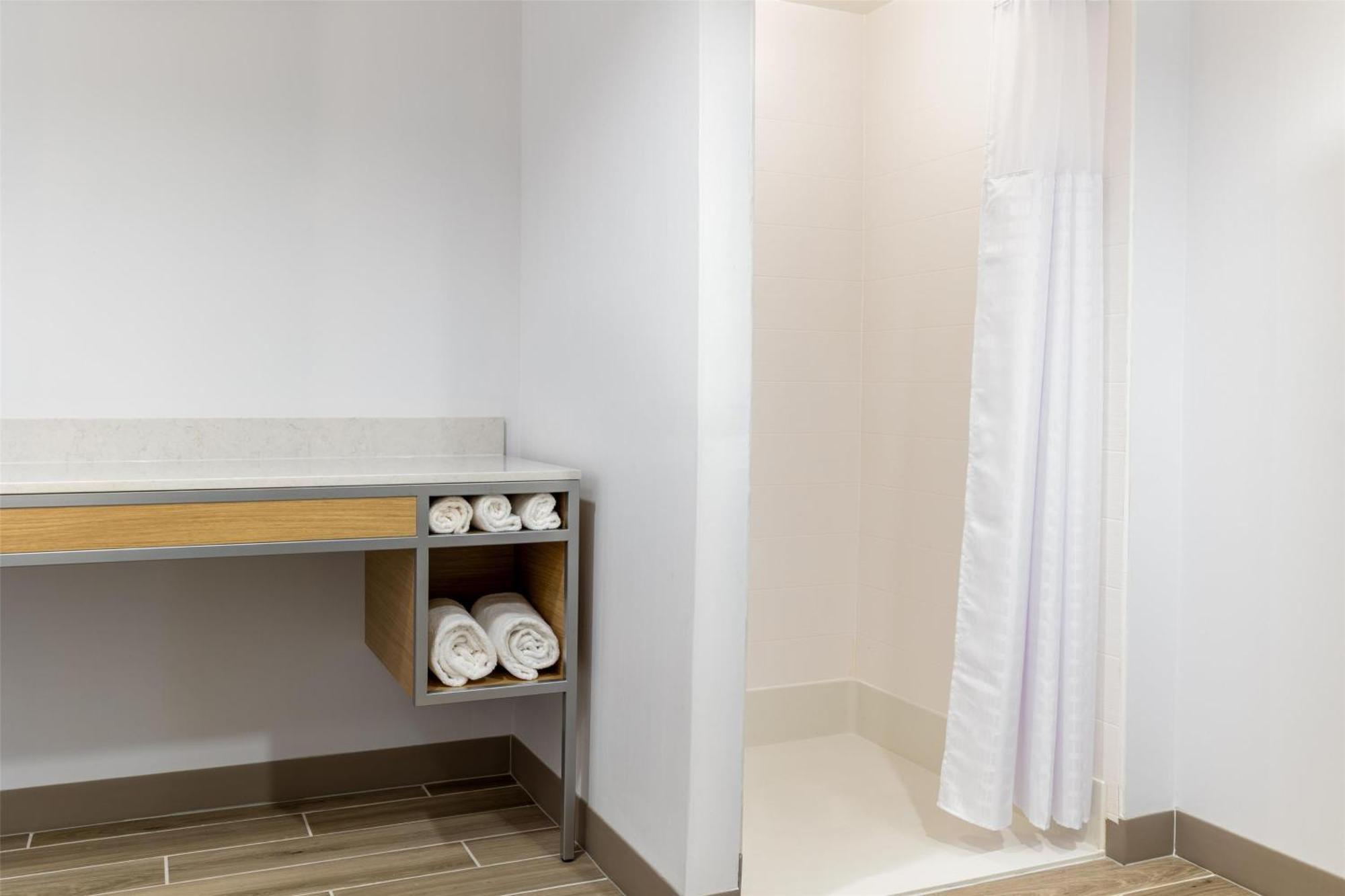 Queen Room Two Queen Beds Mobility Hearing Access