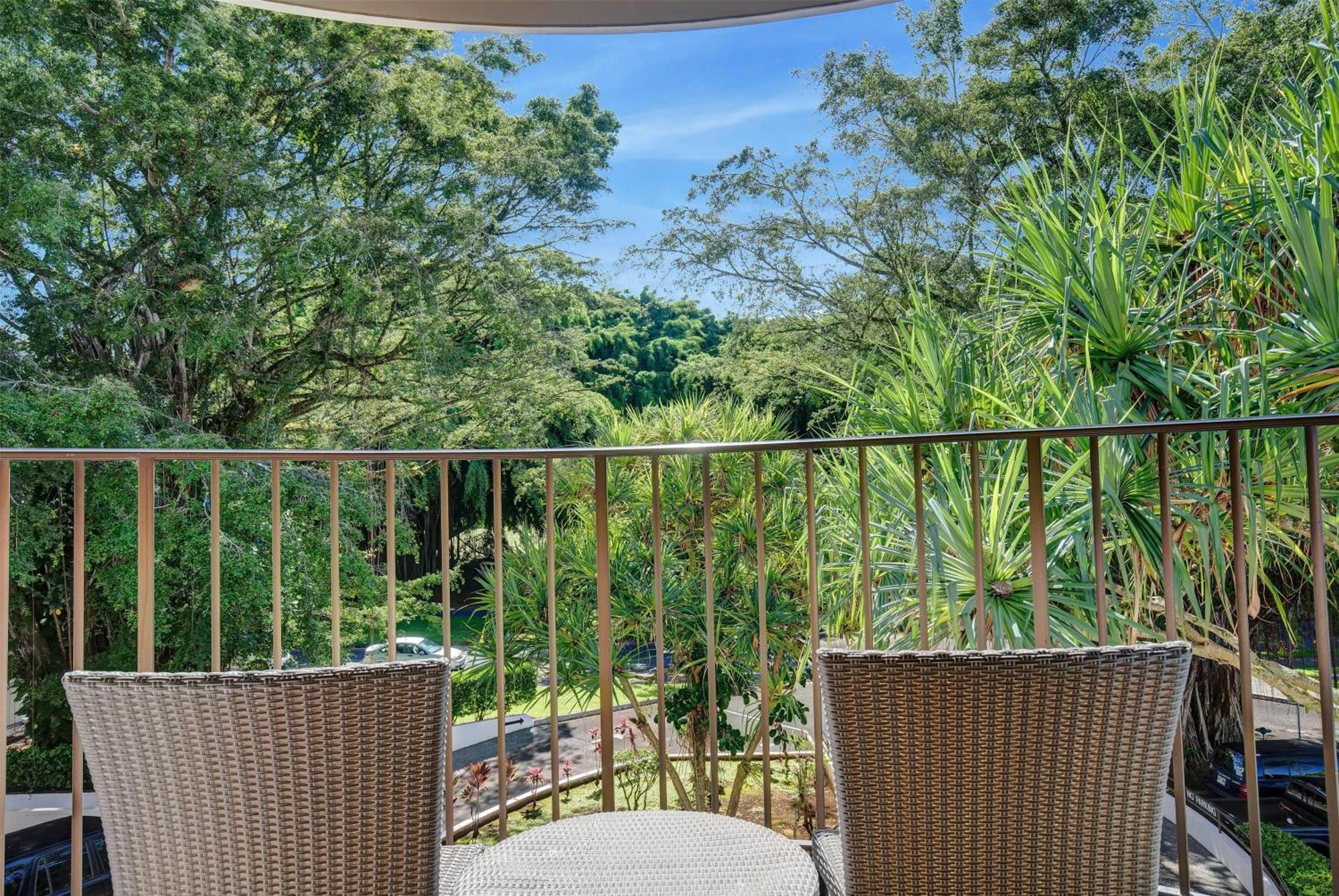 One-Bedroom Junior King Suite Banyan View Non-Smoking