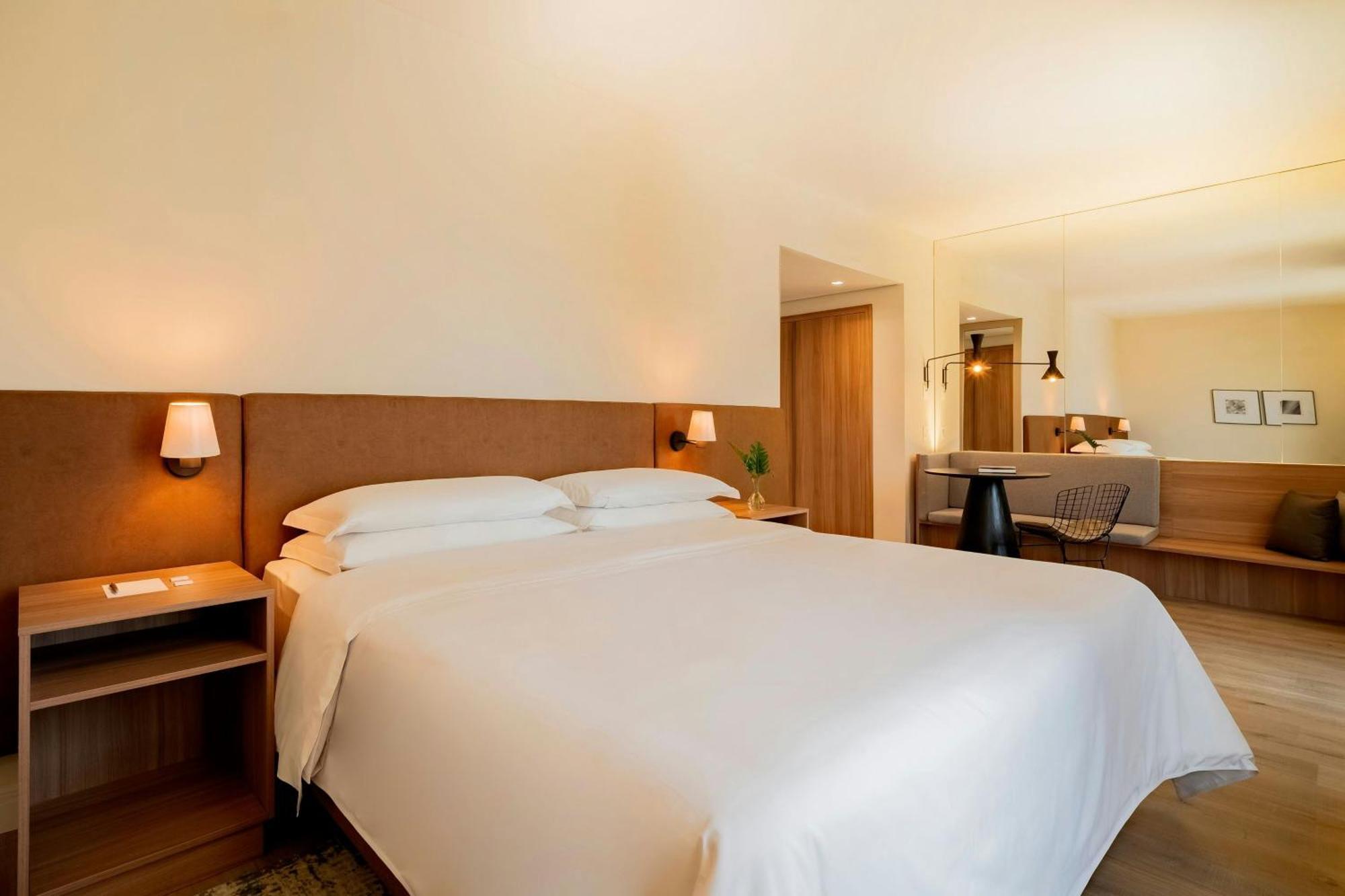 Deluxe King Room,1697853912:JPEG