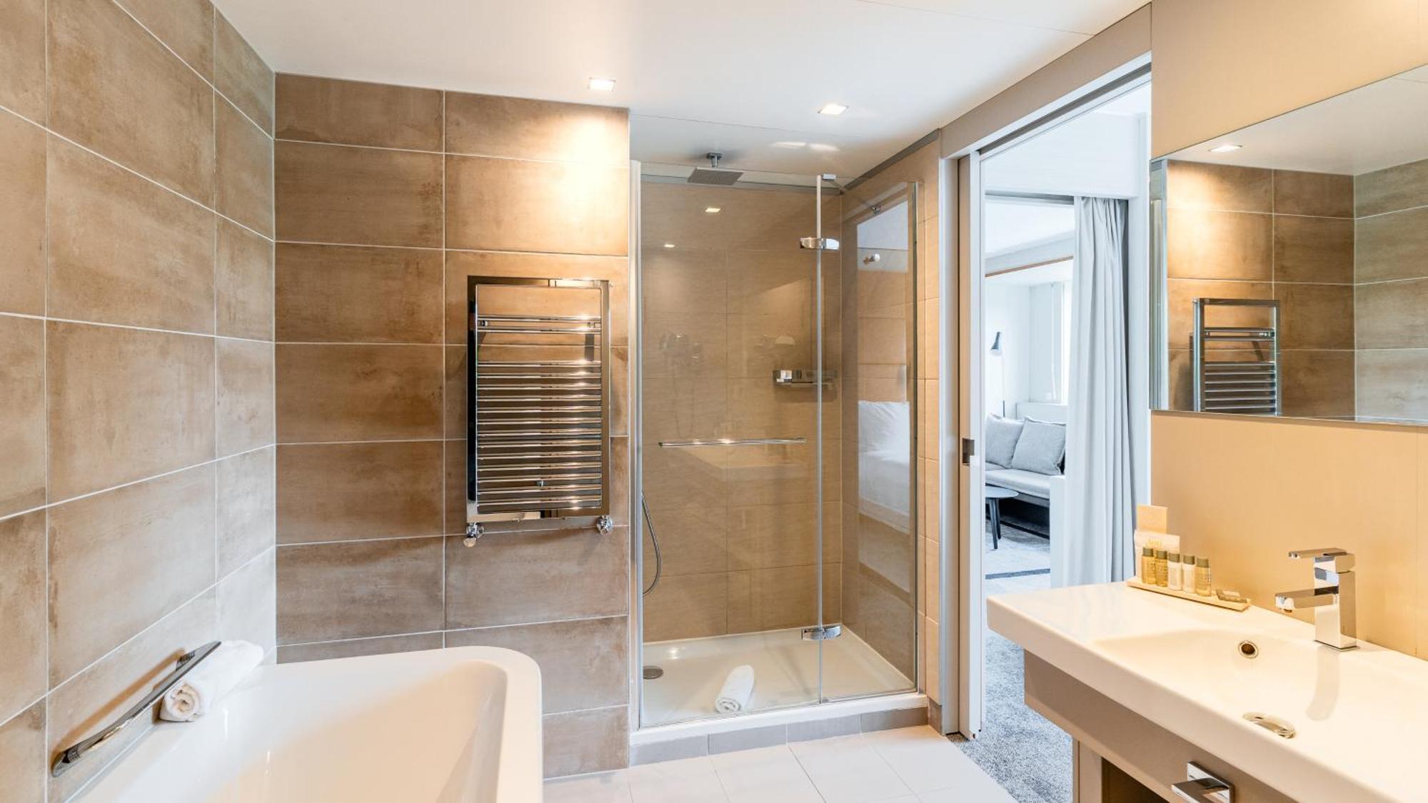 2 Bedrooms Suite 1 King Bed 2 Single Beds 50Sqm Wifi Bathtub