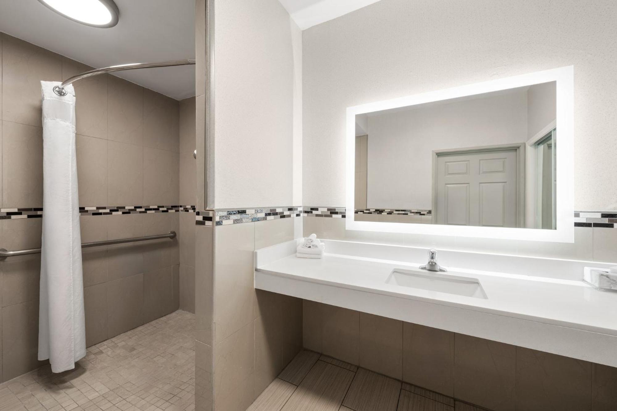 Standard King Room with Mobility Accessible Roll-In Shower,1697905433:JPEG