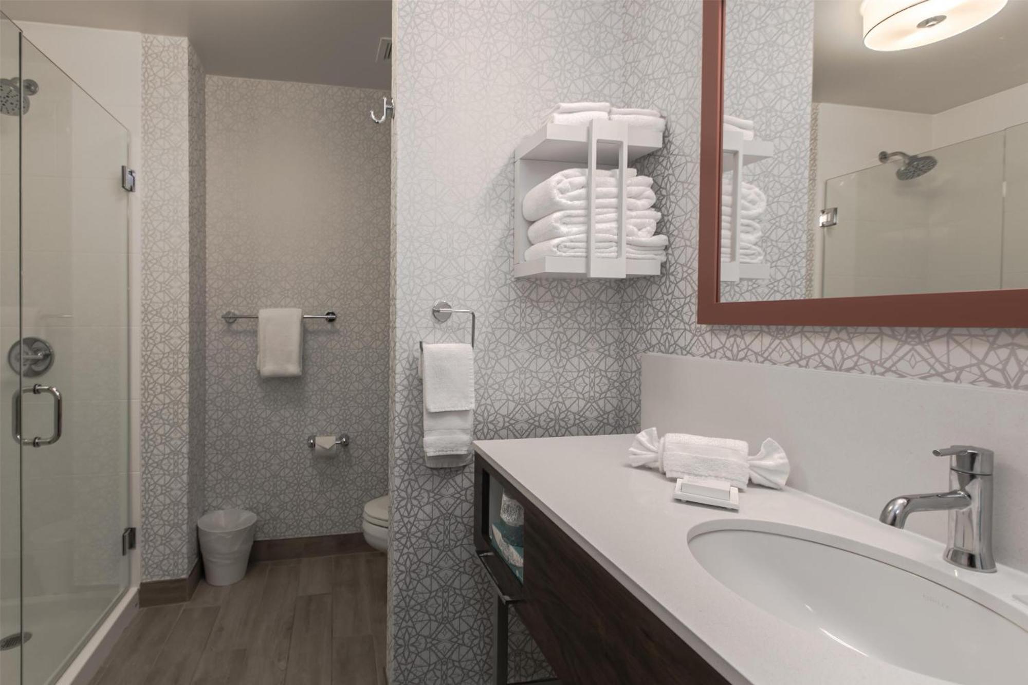 King Room with Shower - Non-Smoking,1697916318:JPEG