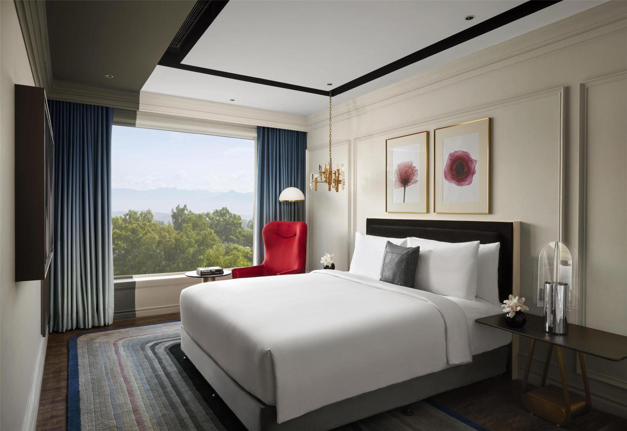 Executive Suite Bathtub One-way Airport Transfer disc on Food Soft Beverage Laundry SPA Credit INR 1000 T&C apply