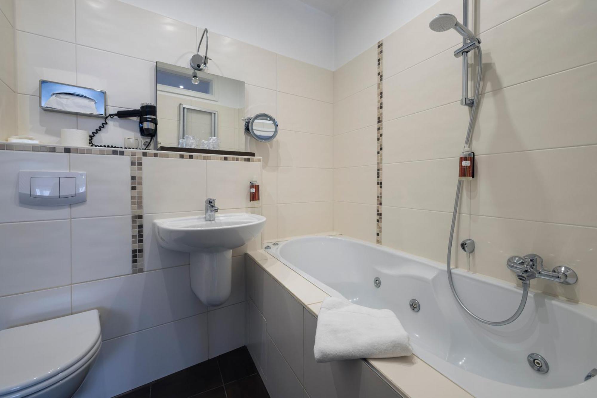 Junior Suite Bath Tub
