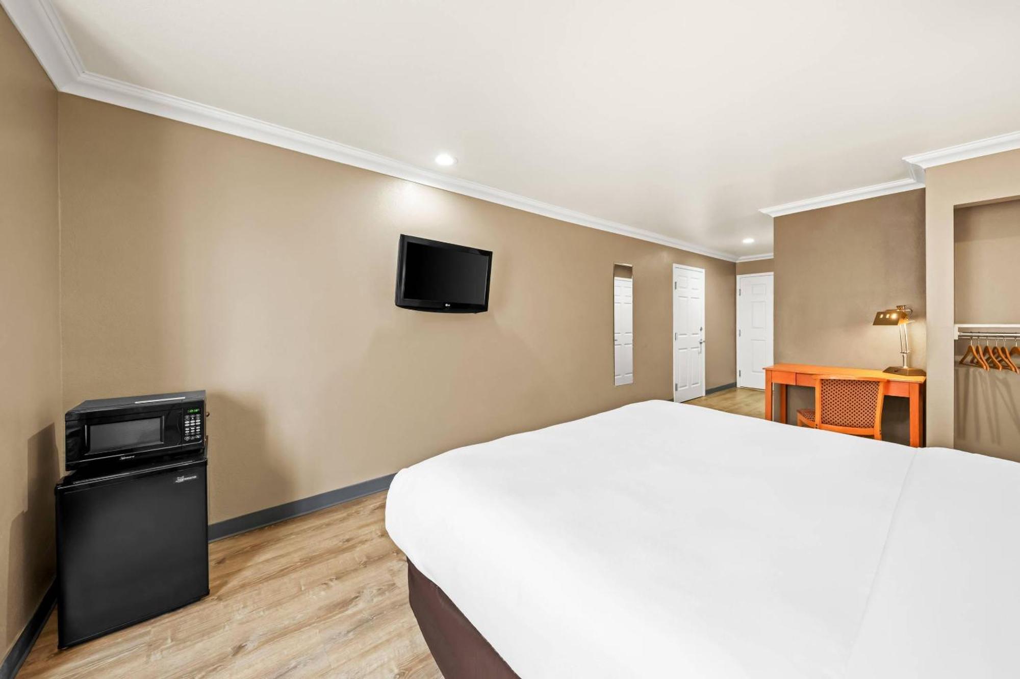 King Room - Accessible/Non-Smoking