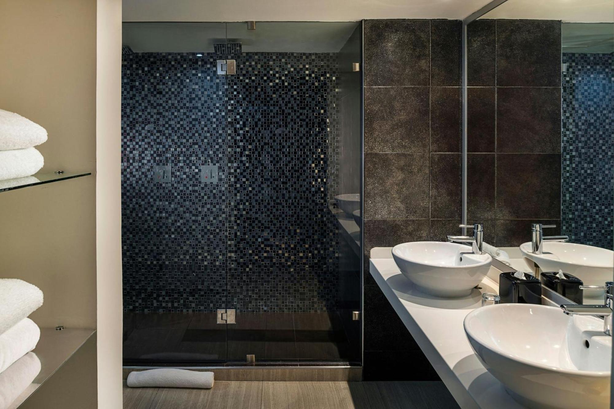 Jr Suite Lagoon view, 1 King+ Complimentary open bar,1697986313:JPEG