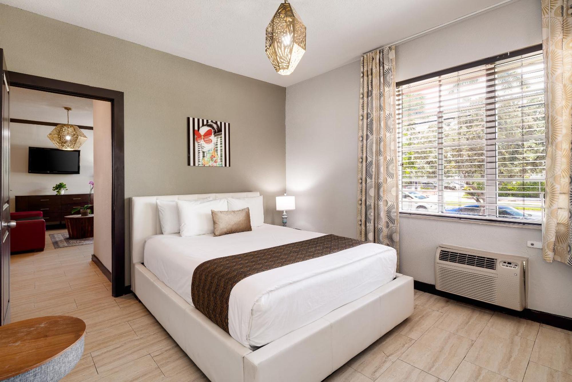 One-Bedroom Queen Suite