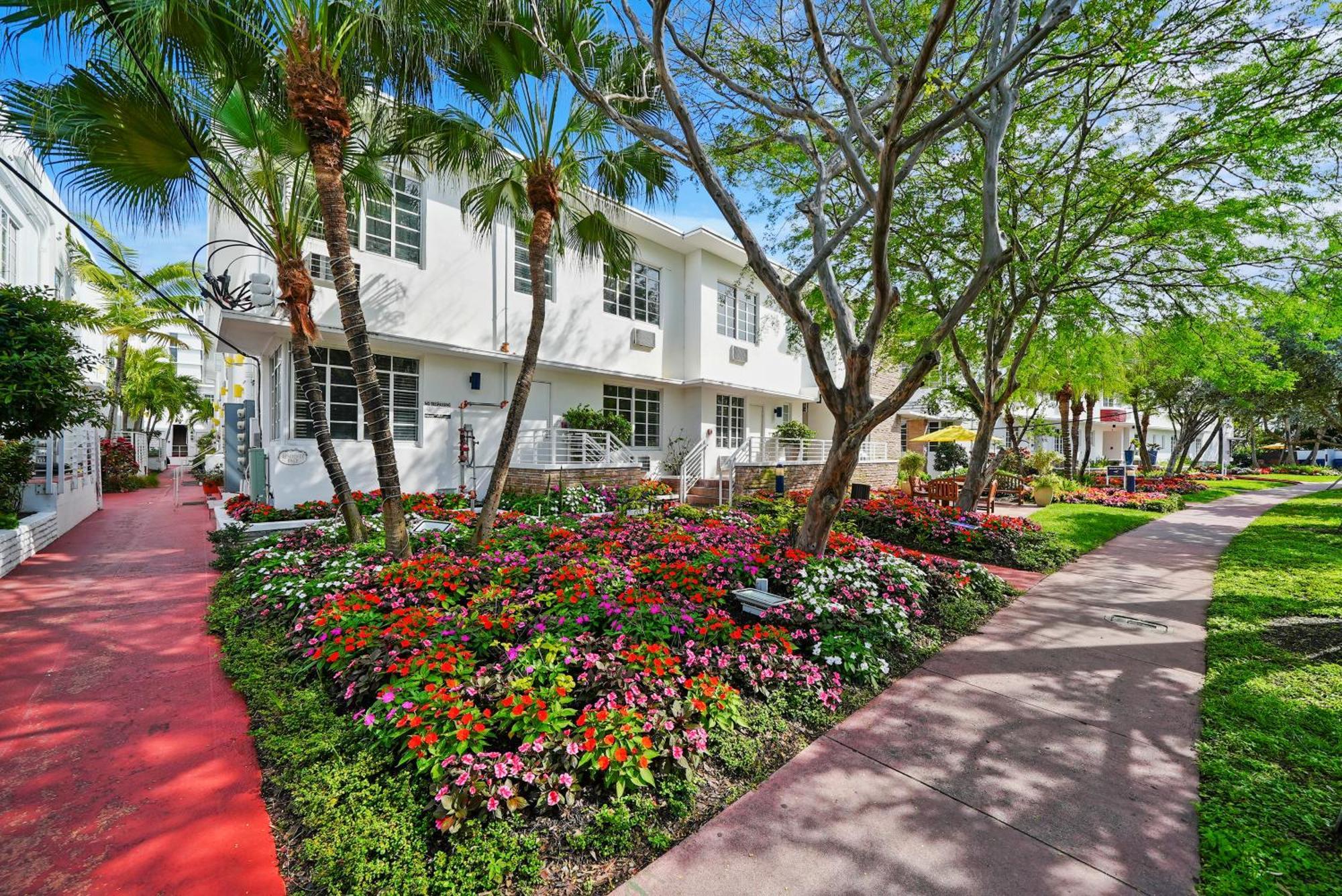 Courtyard View One Bedroom Queen Suite