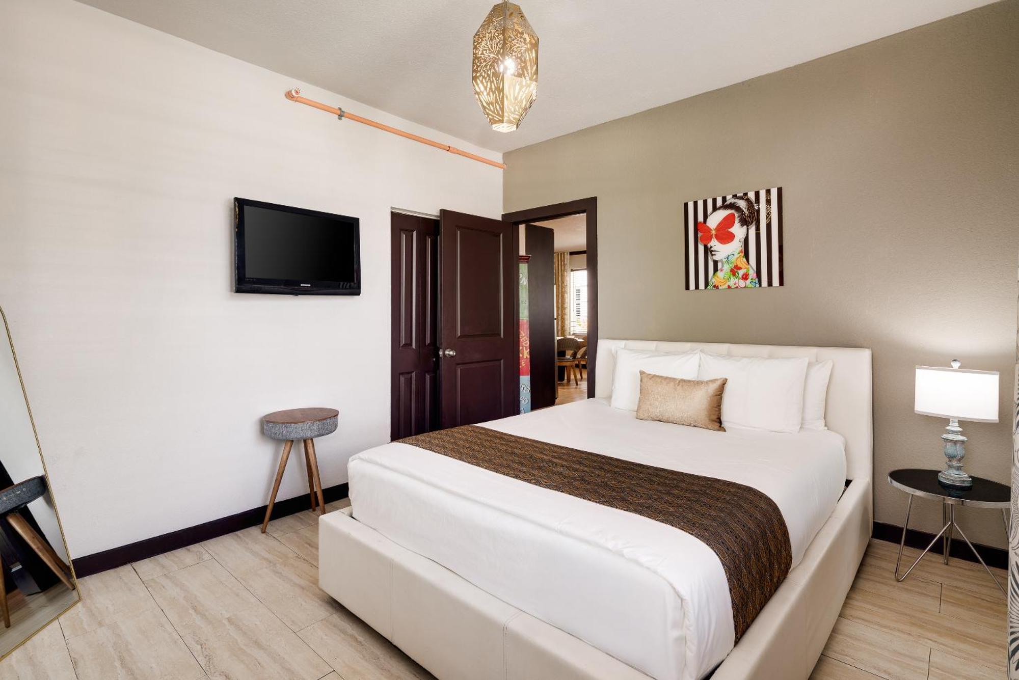 One-Bedroom Queen Suite