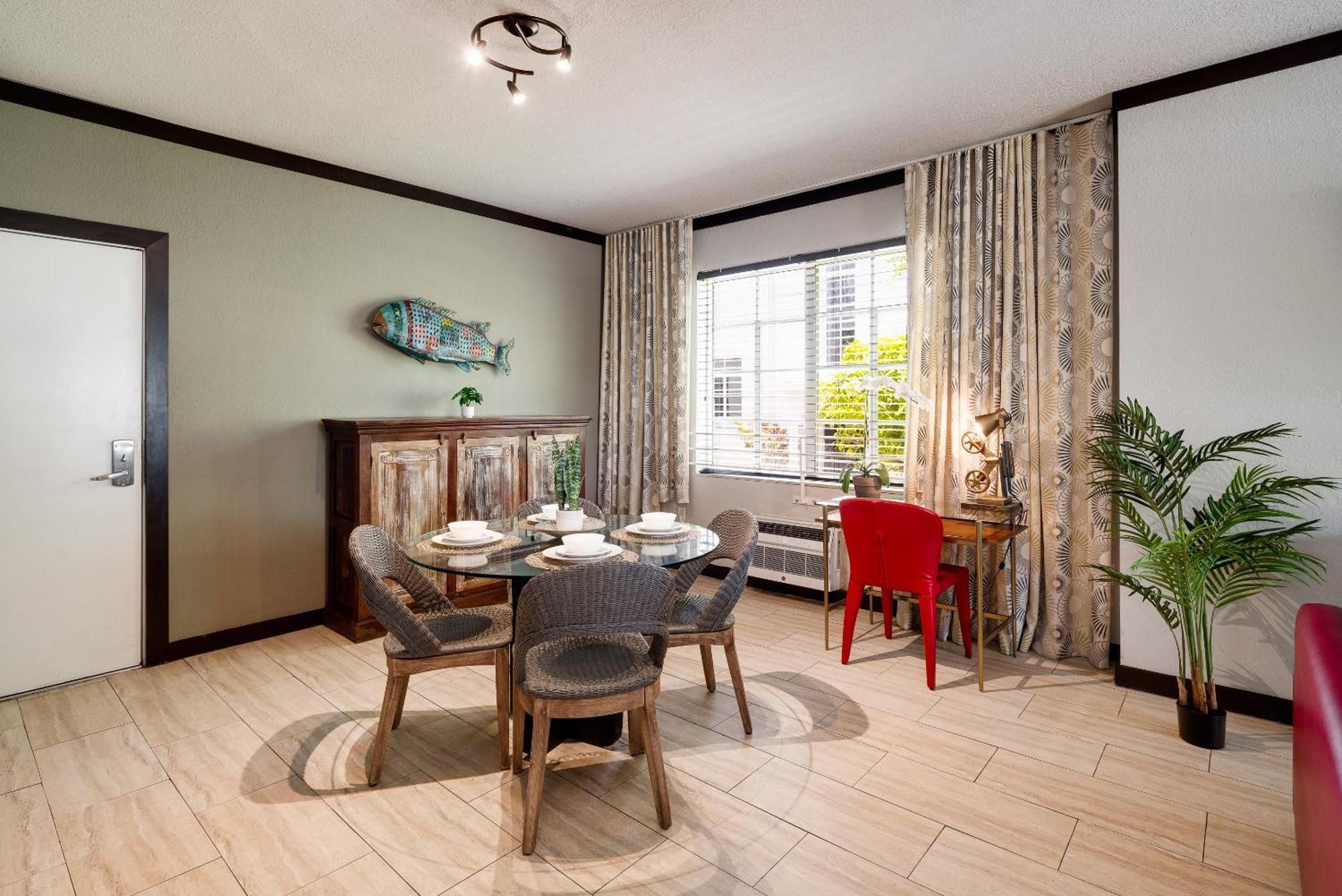One-Bedroom Queen Suite