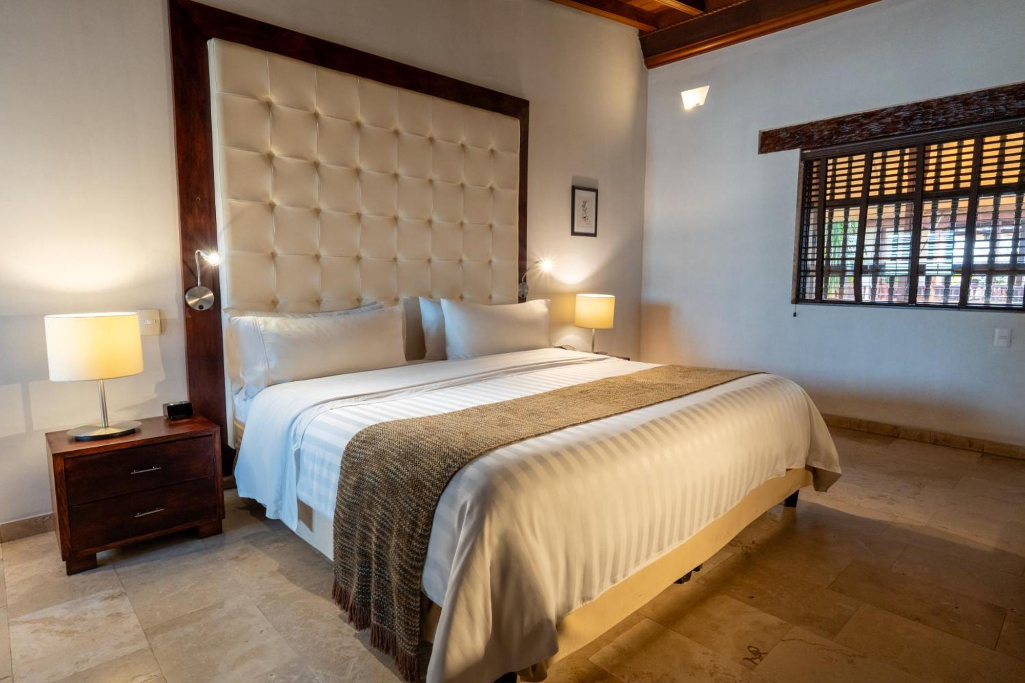 Habitación con cama extragrande.