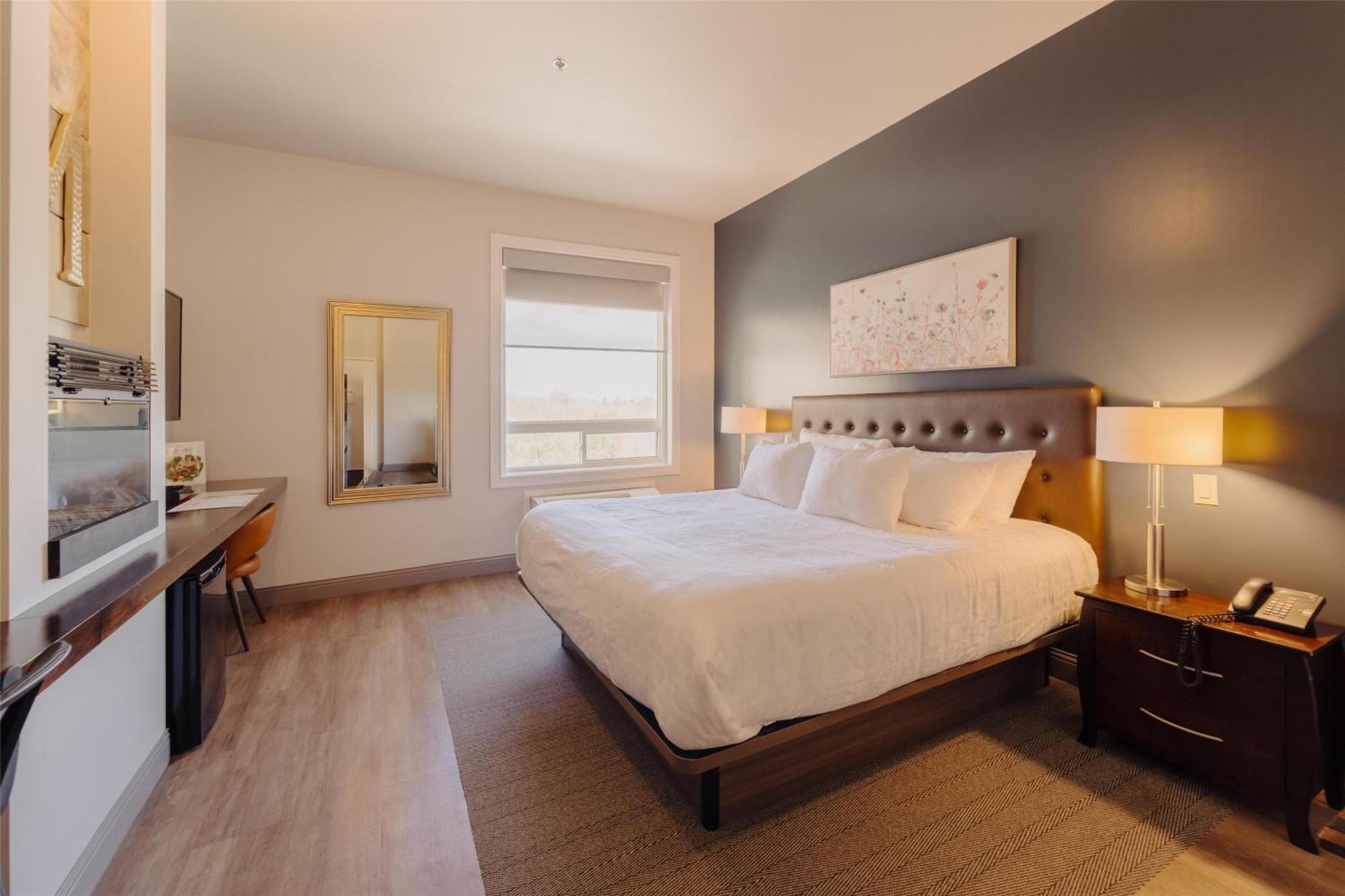 King Room Walk Shower Bath Tub No Elevator Access or Non-Smoking