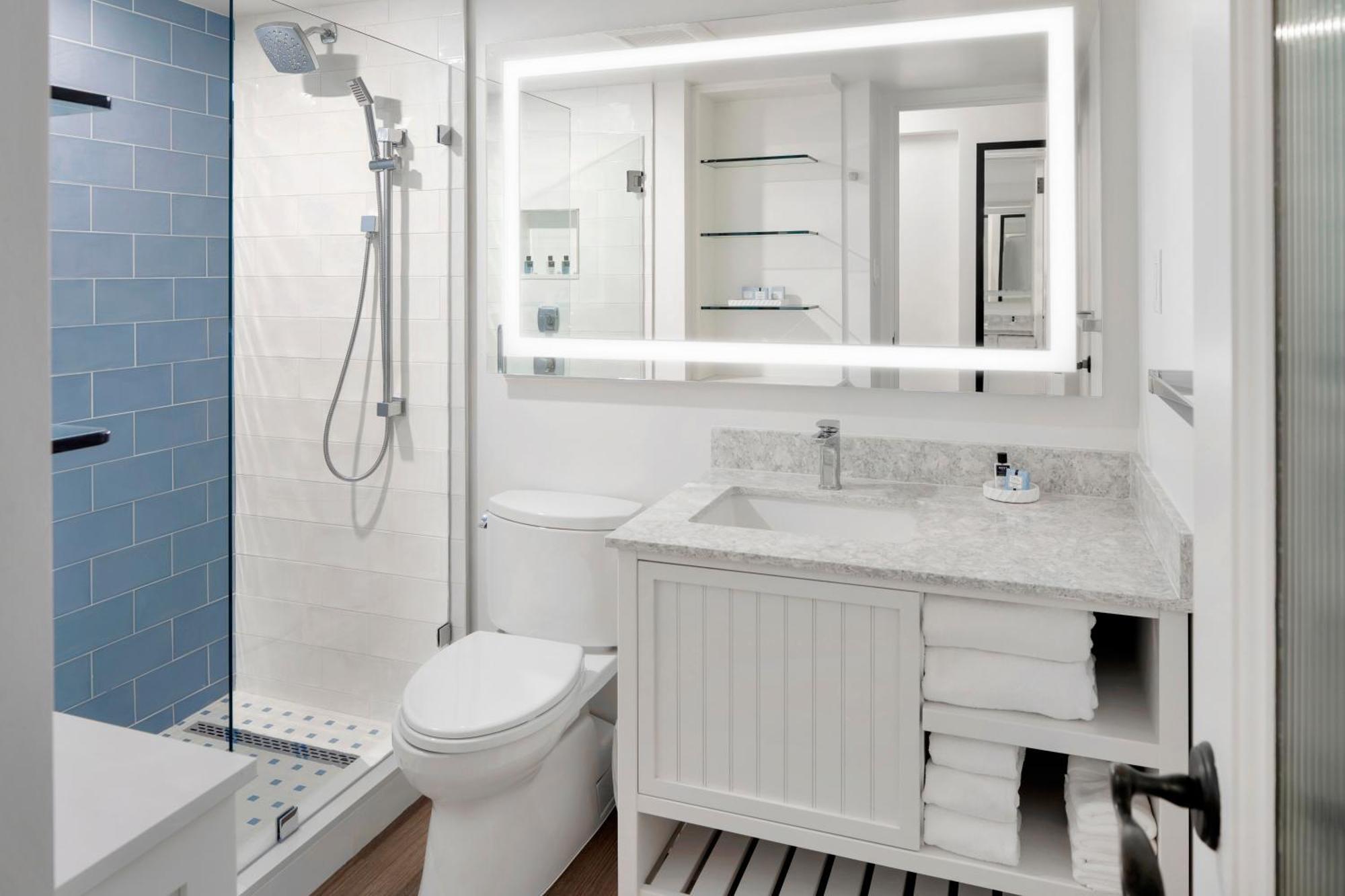 Superior King Suite with Partial View,1704886848:JPEG