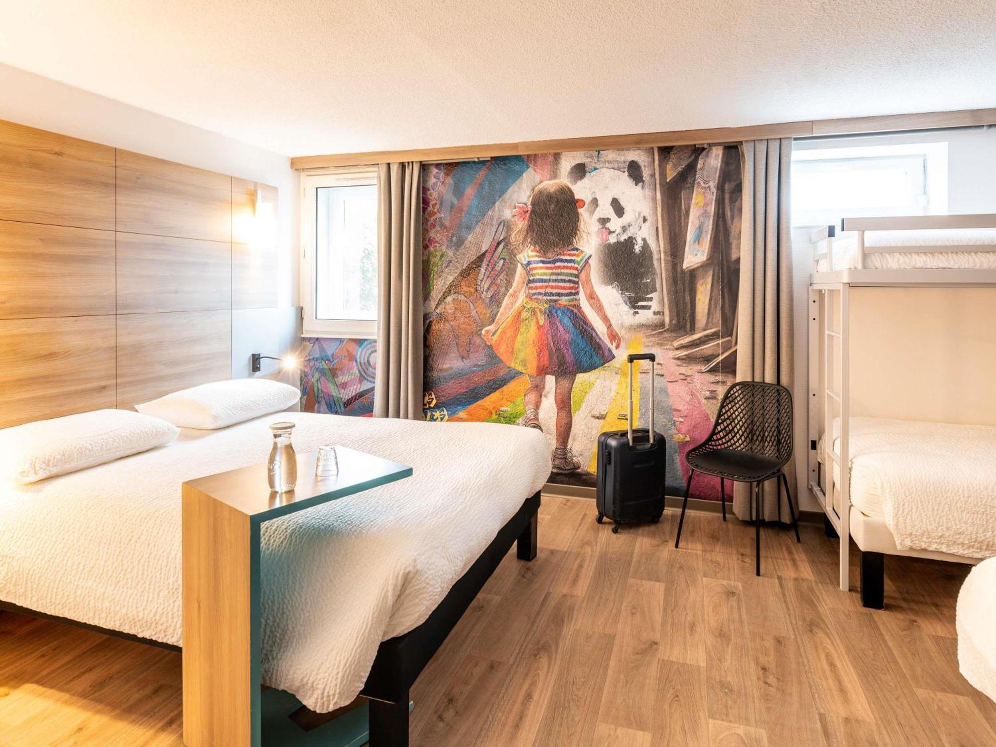 Chambre Familiale avec 1 Lit Double, 2 Lits Simples et 1 Canapé-Lit