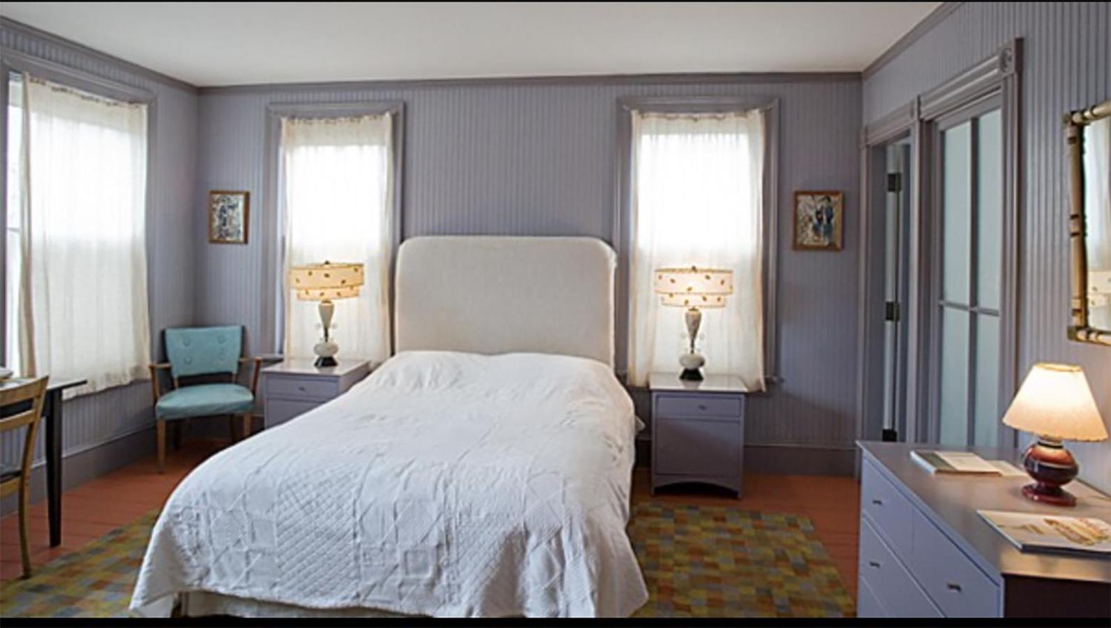 Deluxe Standard Queen Room