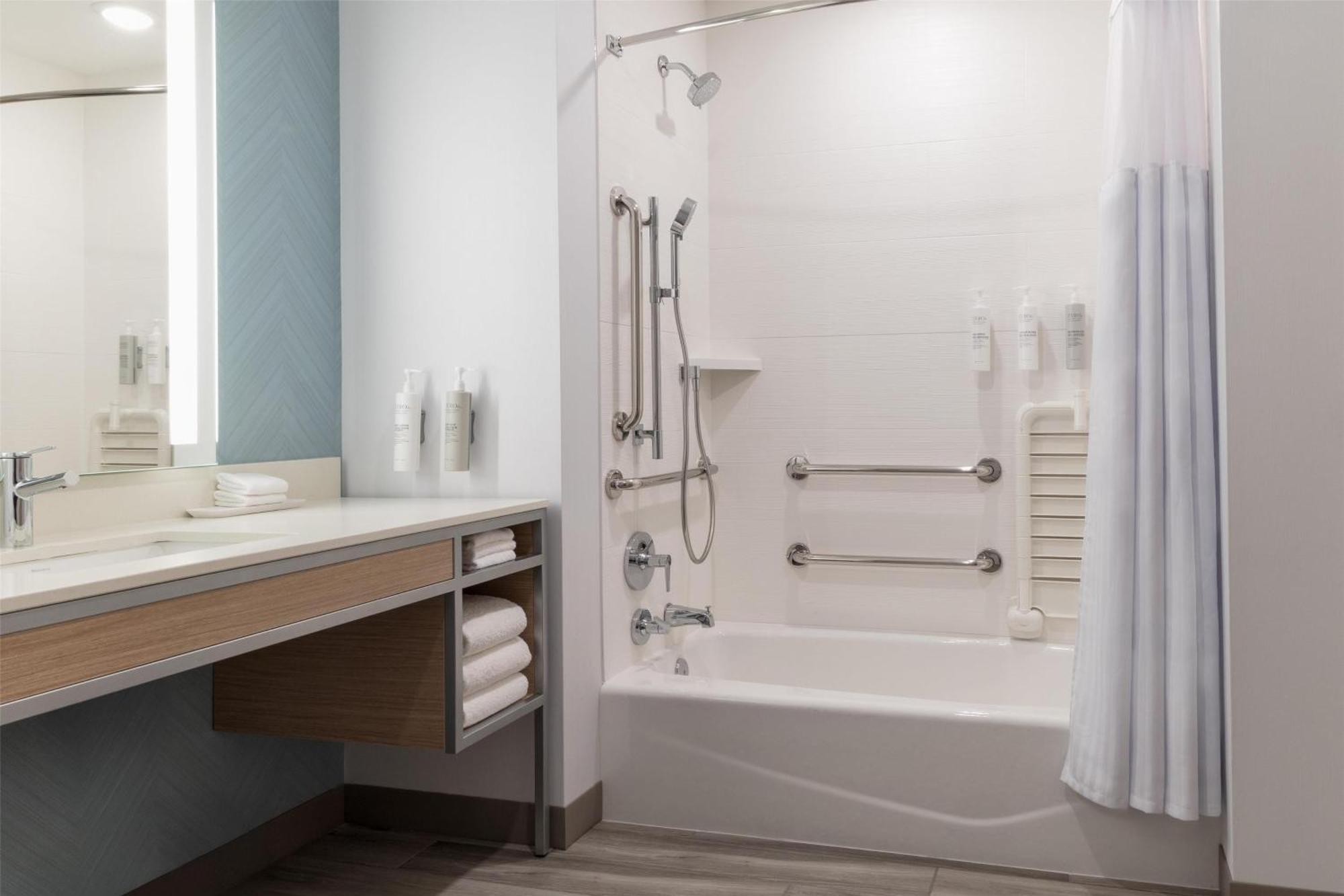 Queen Room Two Queen Beds Mobility Hearing Access