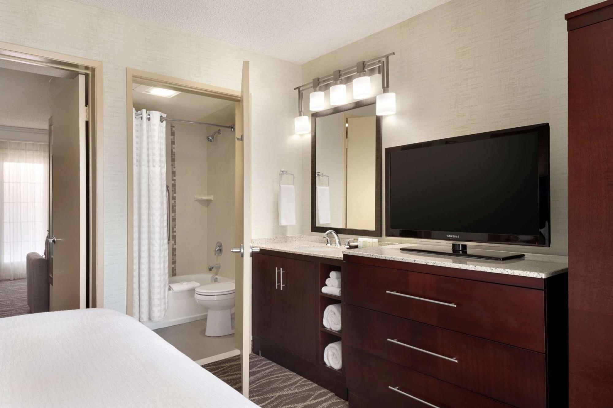 One-Bedroom King Suite Hearing Access or Non-Smoking