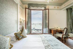 Deluxe Double or Twin Room Grand Canal View