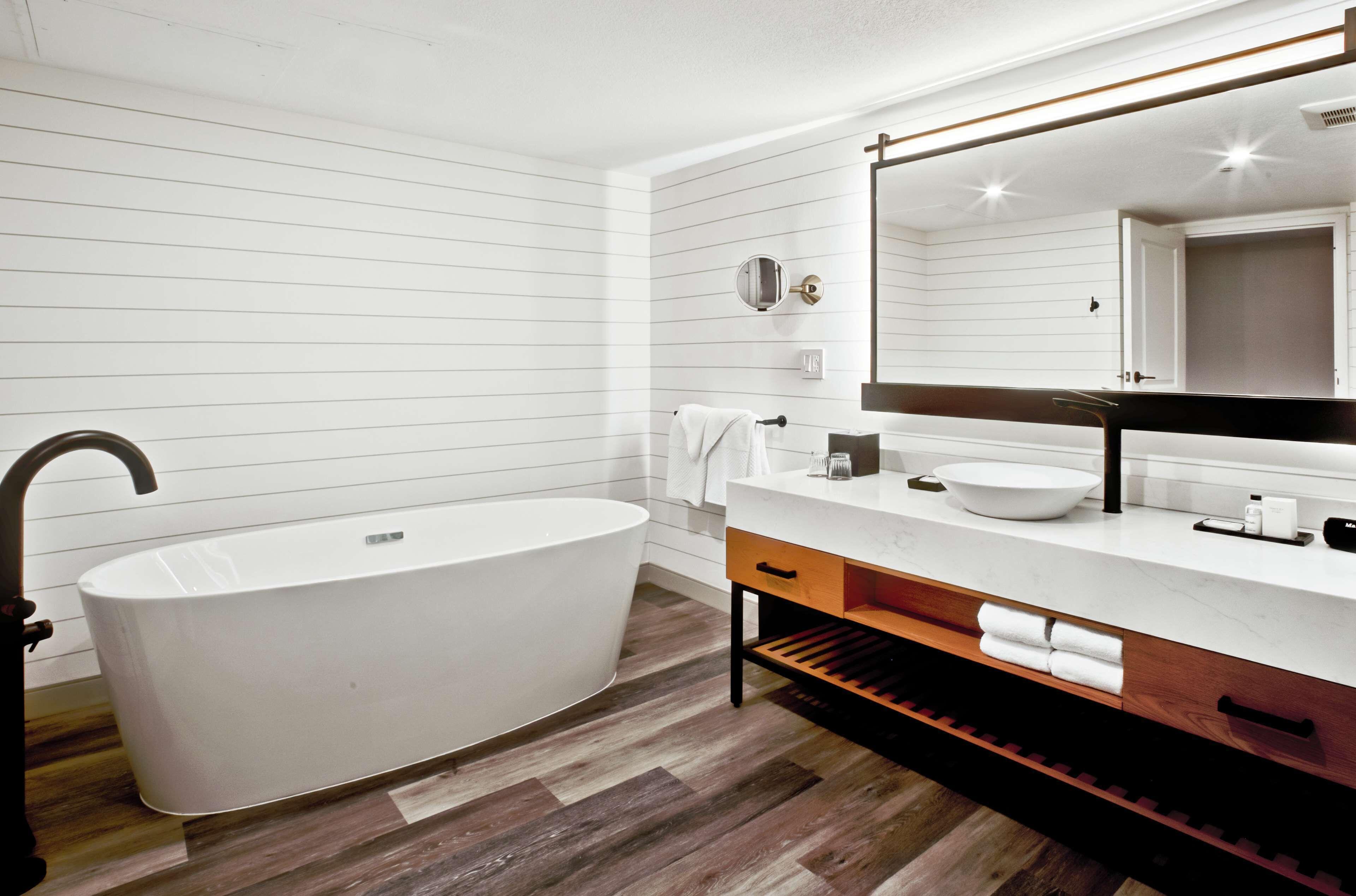 Corner Junior Suite Soak Tub