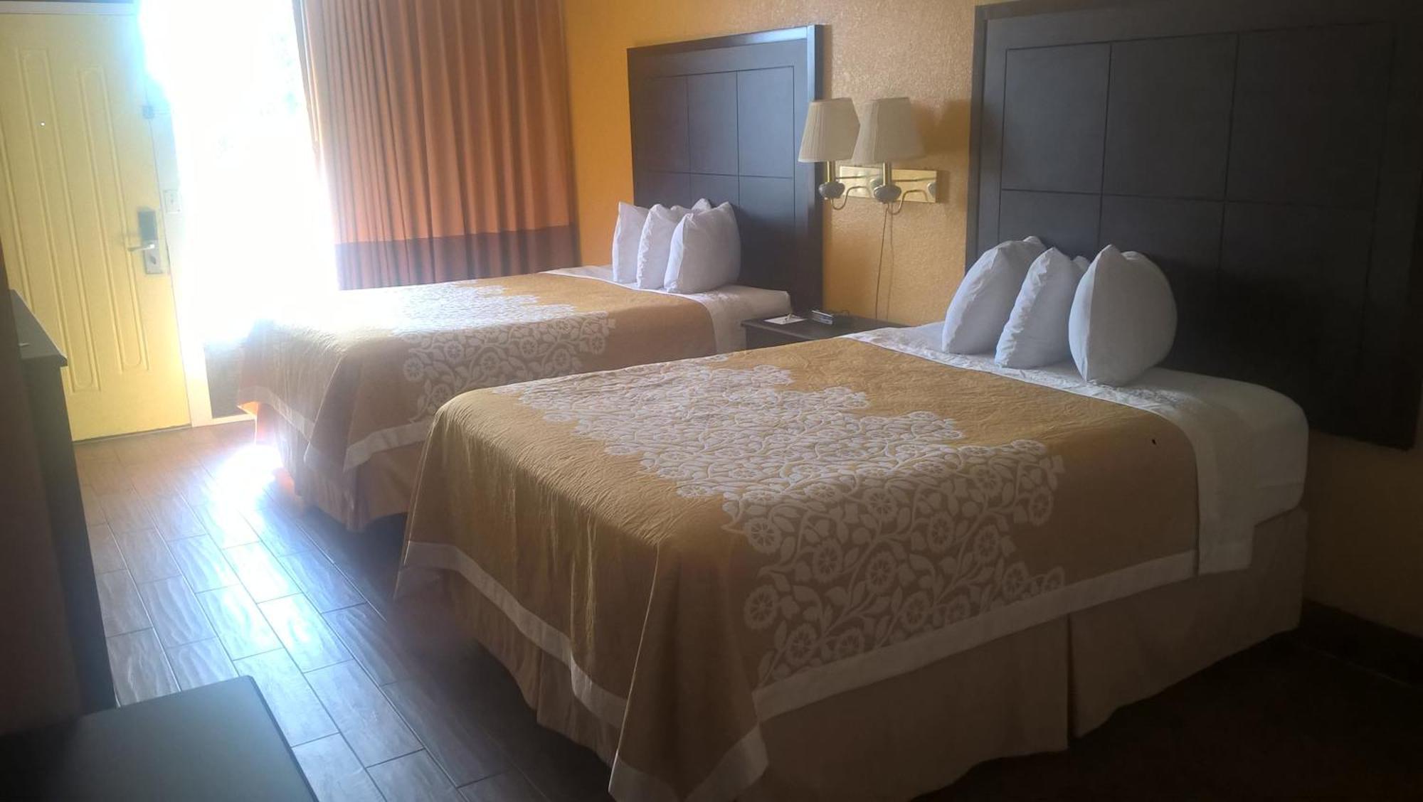 2 Queen Beds Non-Smoking