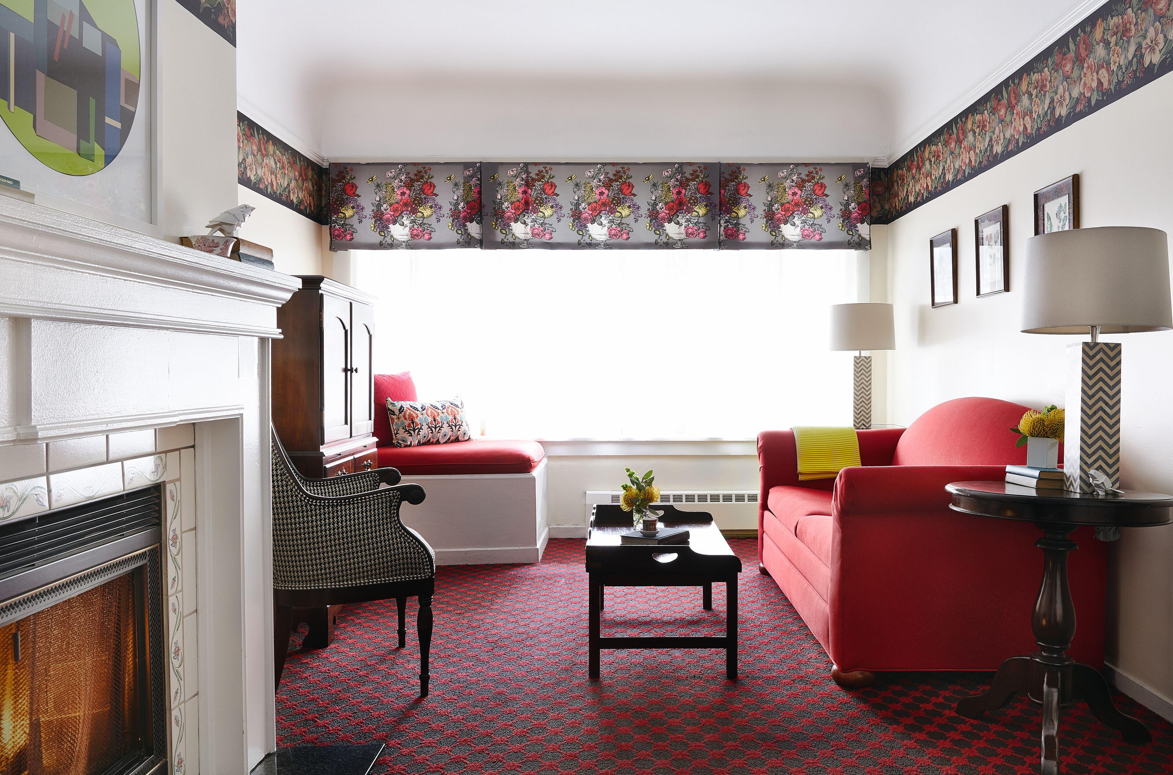 Deluxe Queen Suite
