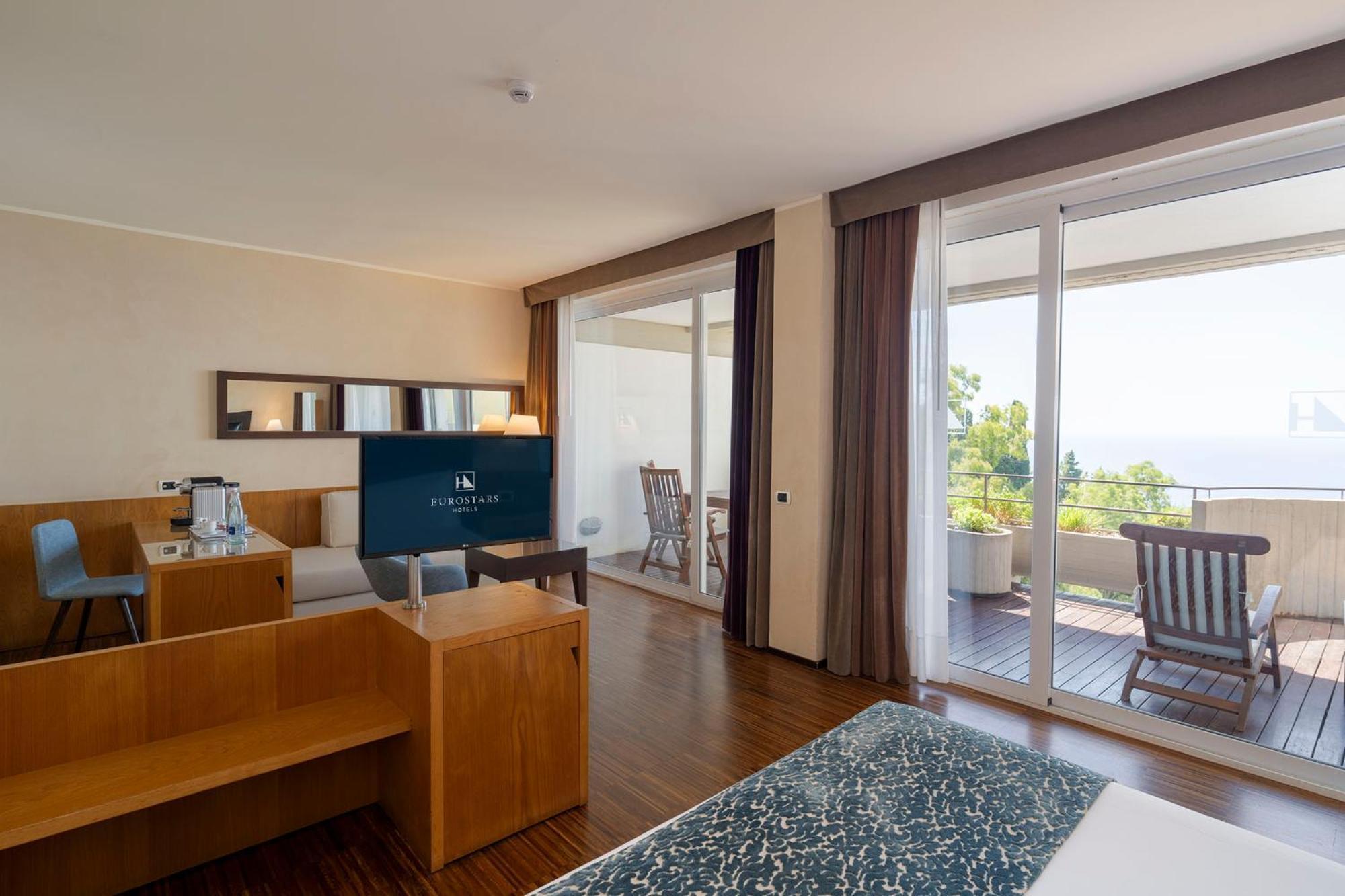 Suite Junior con terraza y vistas parciales al mar