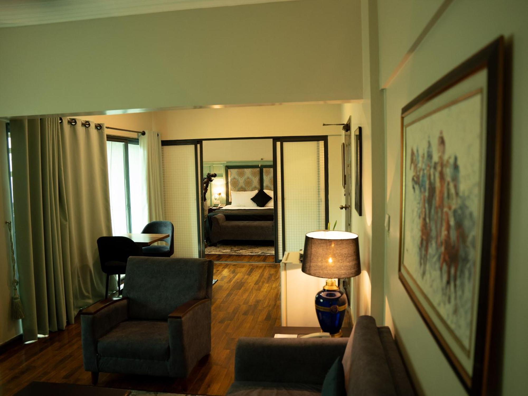 Deluxe King Suite