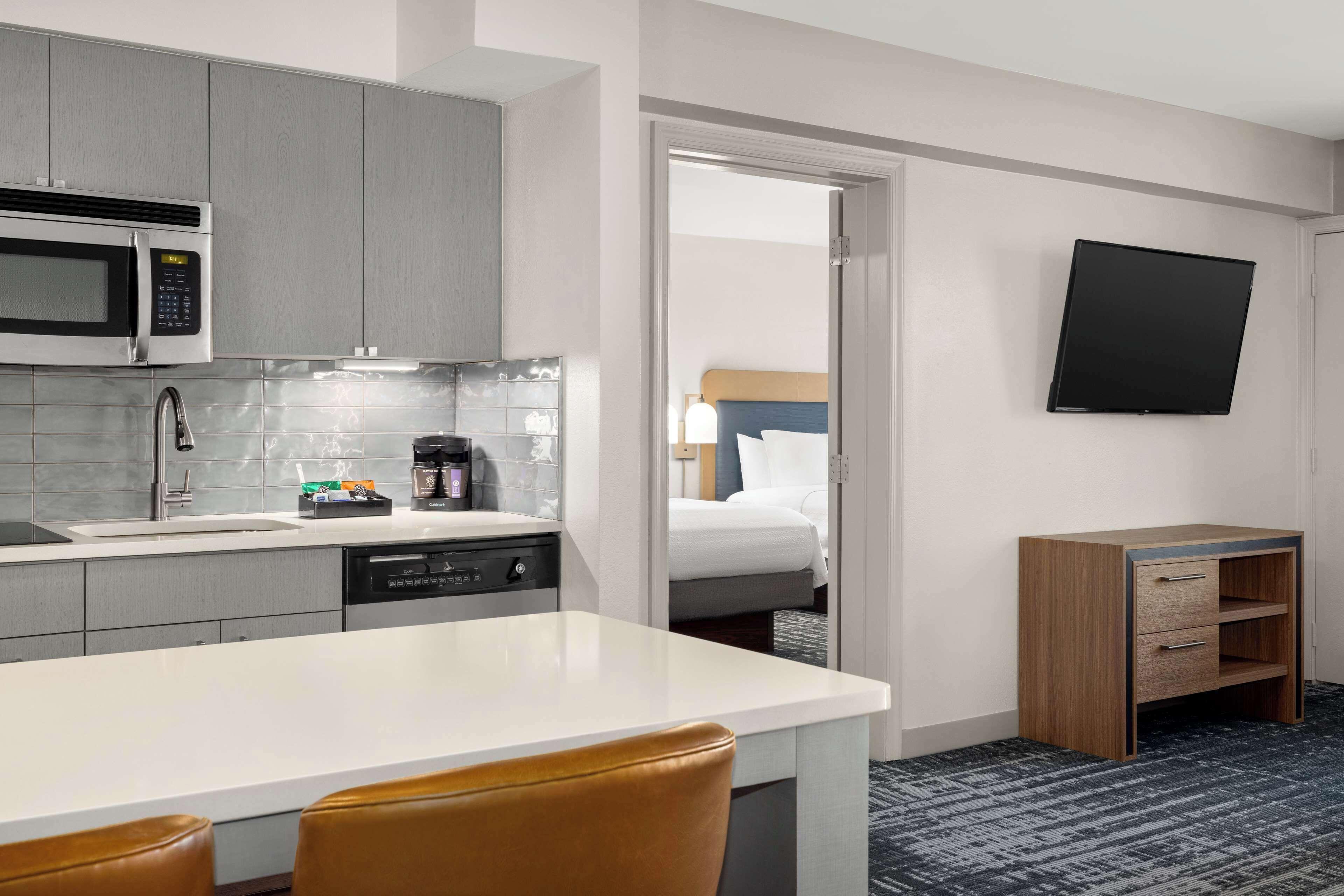 Deluxe One-Bedroom Suite Non-Smoking