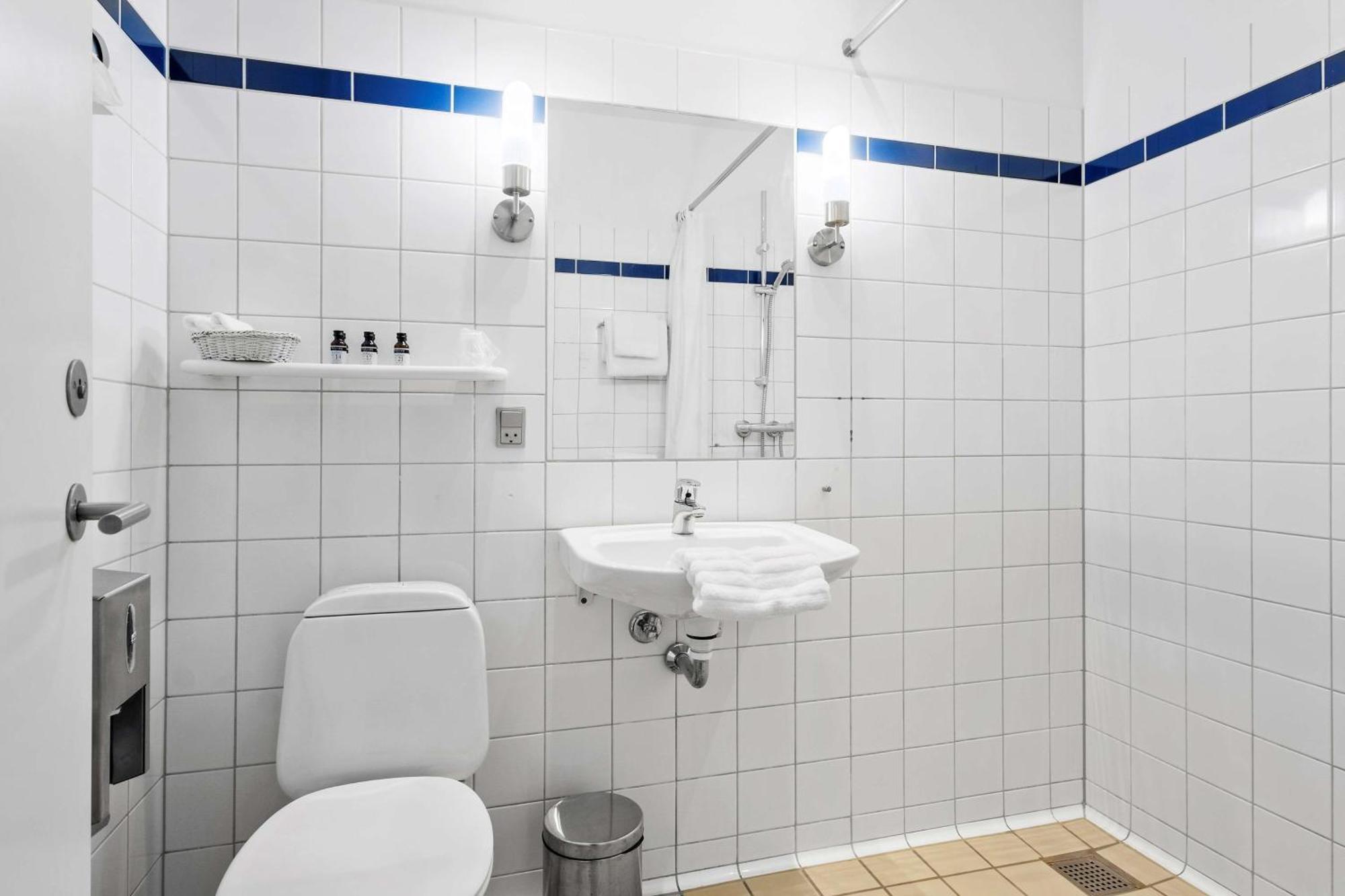 Queen Room,1742635740:JPEG