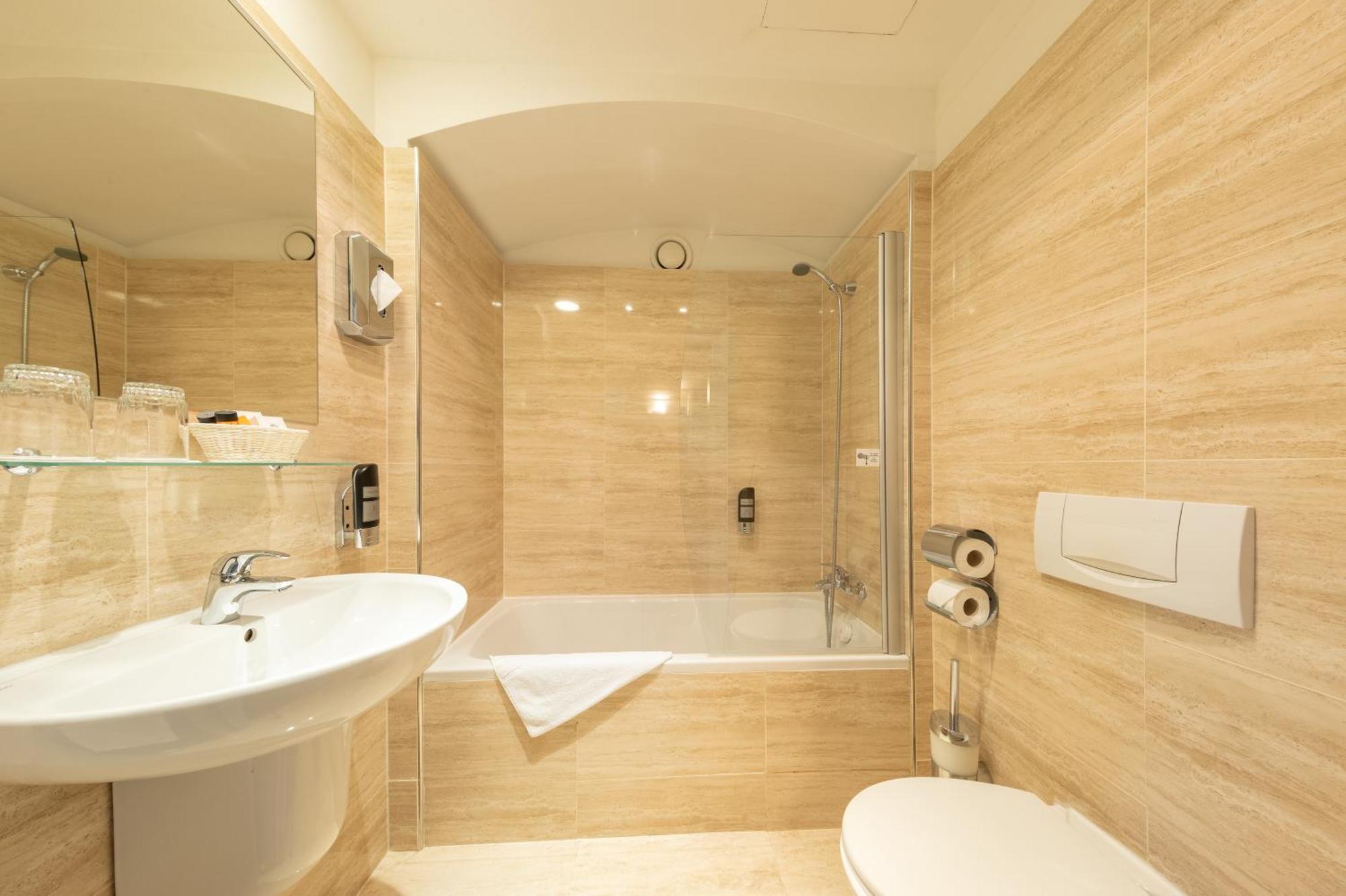 Standard Double or Twin Room,1588042379:JPEG