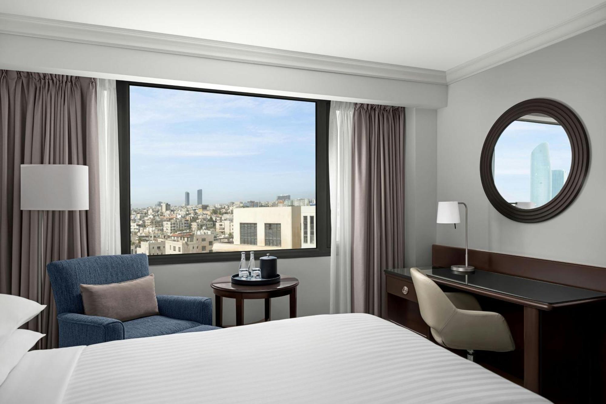 Deluxe Room Guestroom 1 King