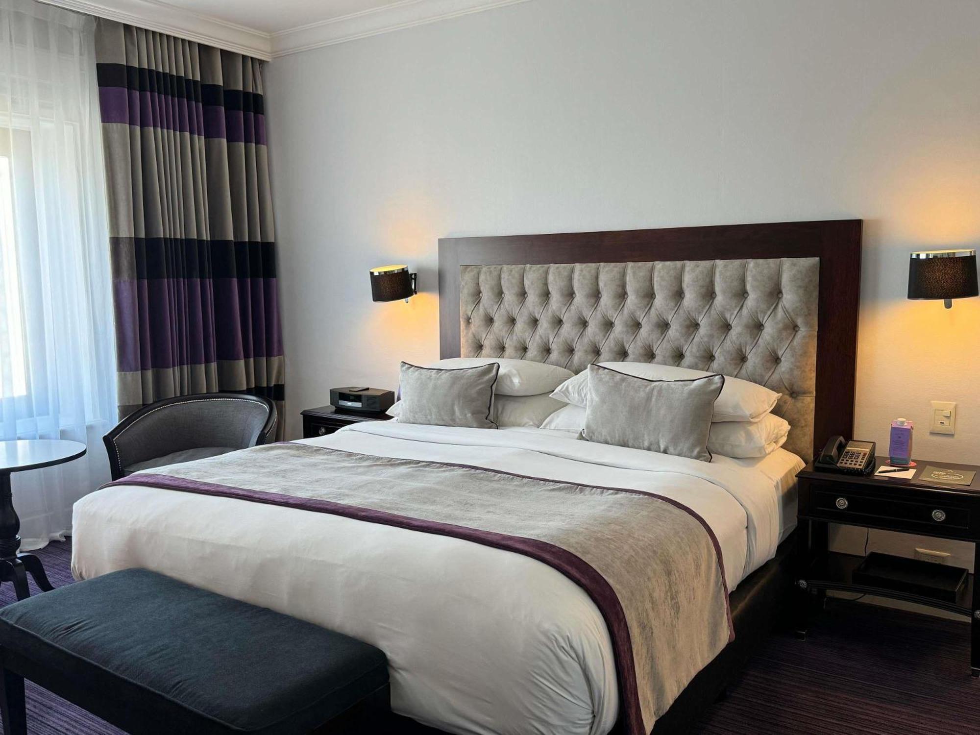 Junior Suite mit Queensize-Bett und Stadtblick