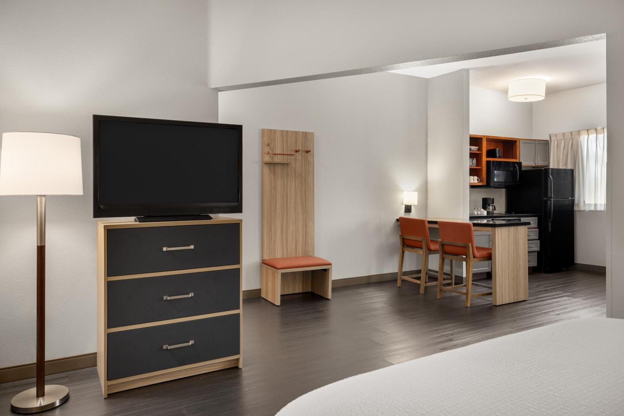 One-Bedroom Queen Suite