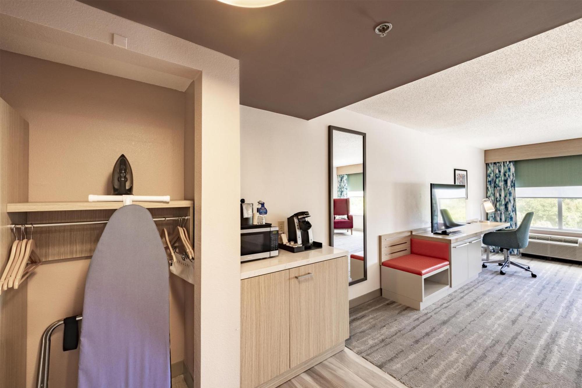 King Room with Roll-In Shower - Mobility Access,1717030625:JPEG