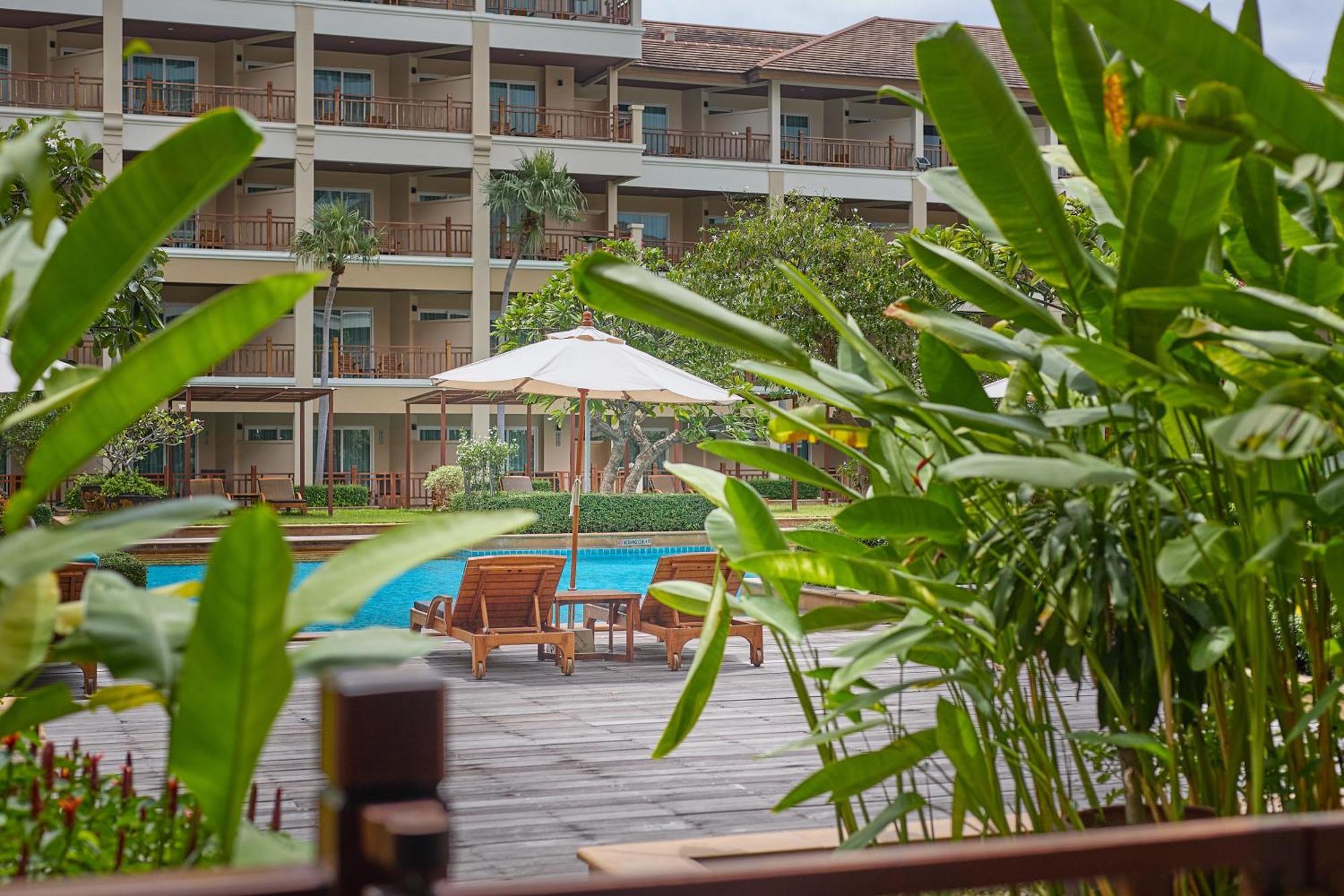 Deluxe Poolside Terrace Double
