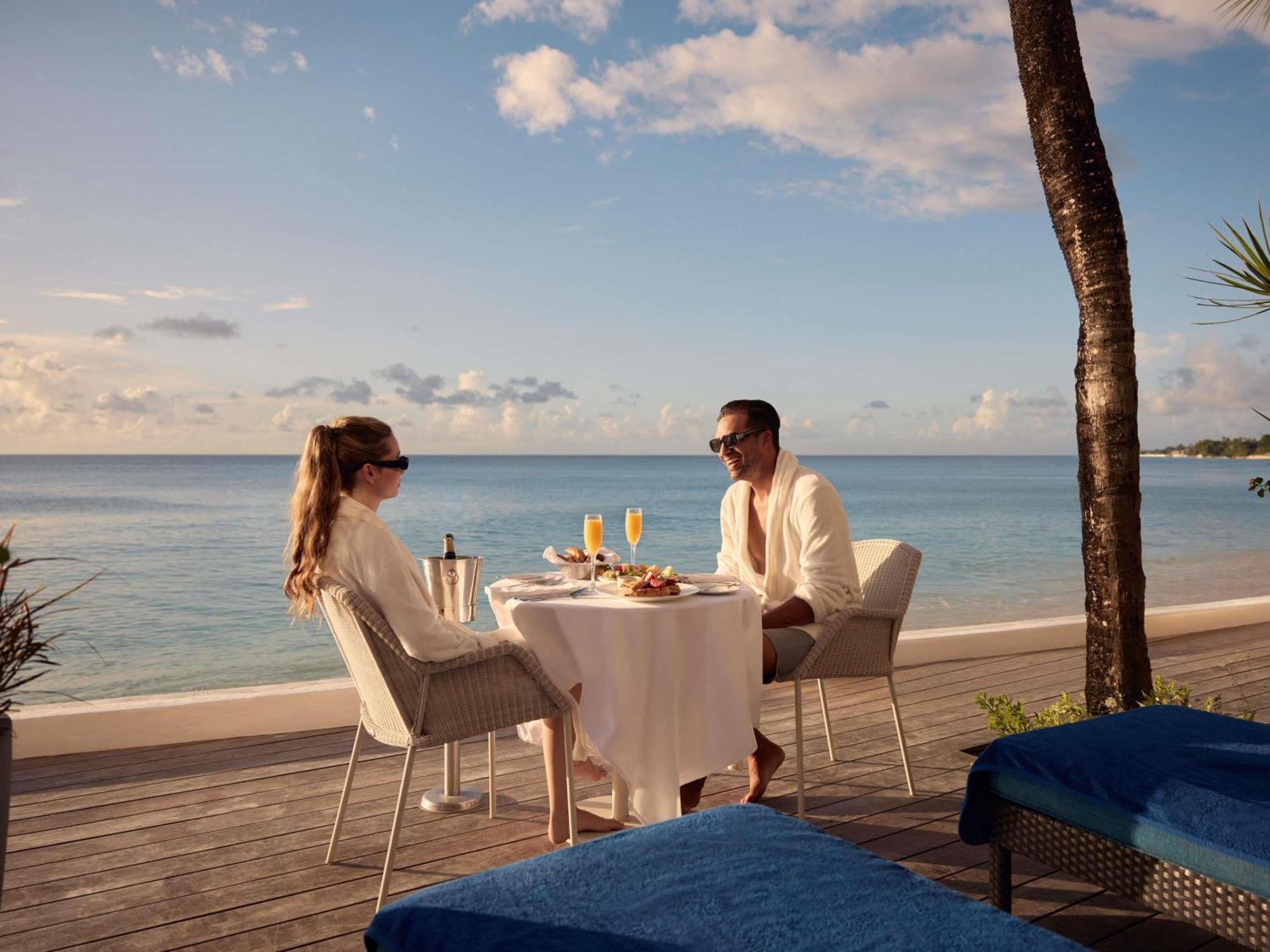 Suite mit Kingsize-Bett und eigener Terrasse zur Strandseite
