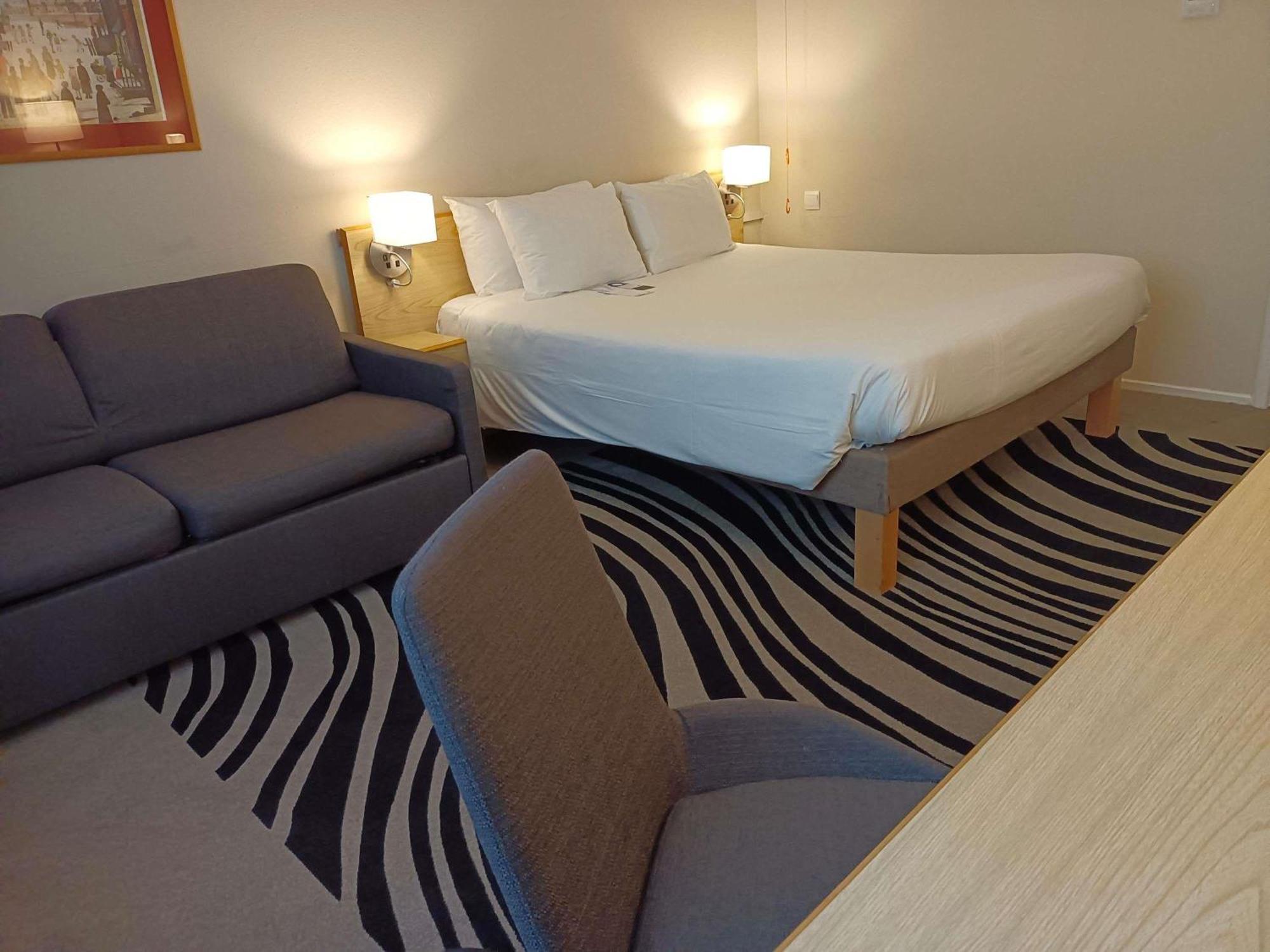 Standard Queen Room