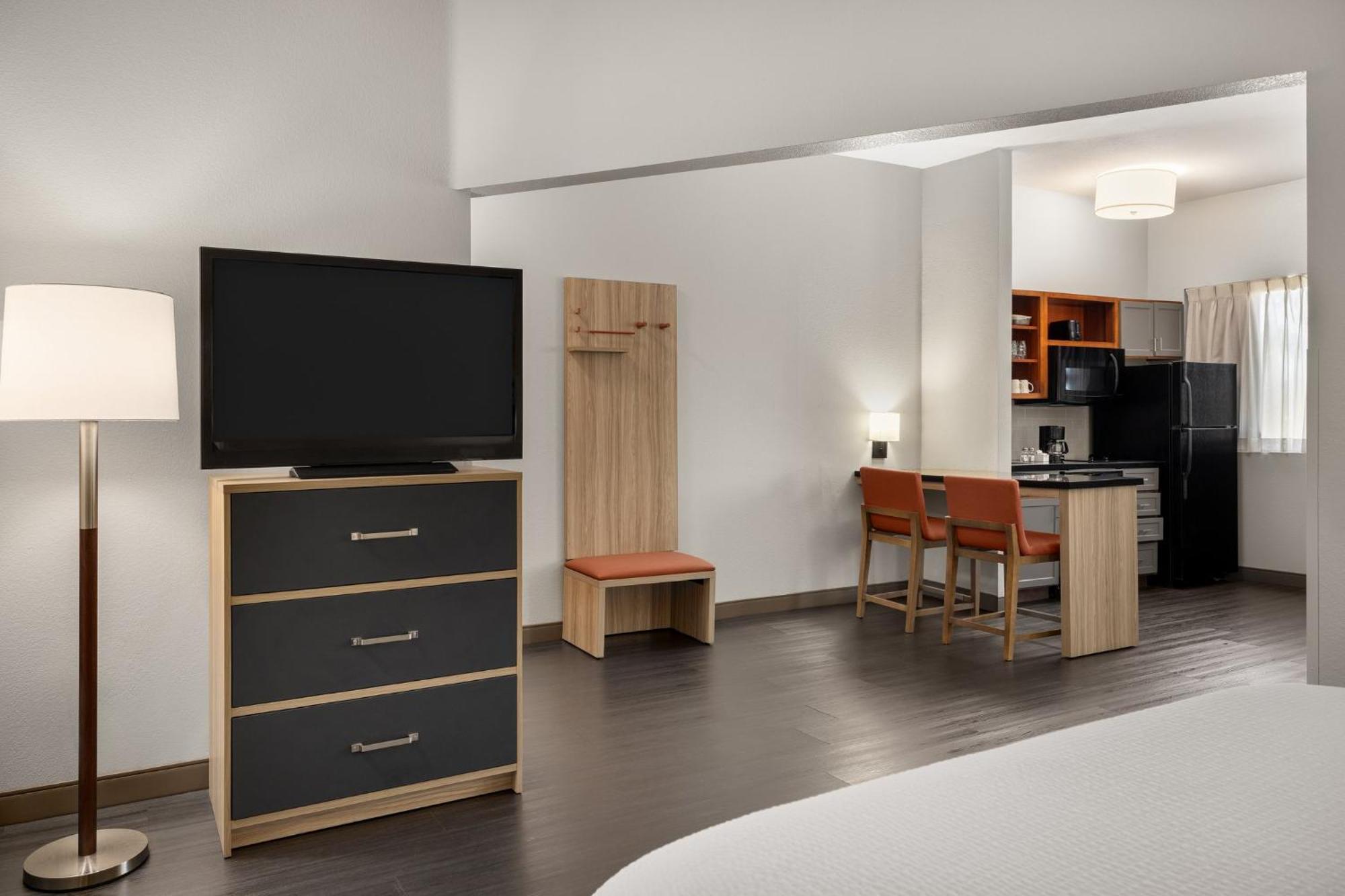 One-Bedroom Queen Suite