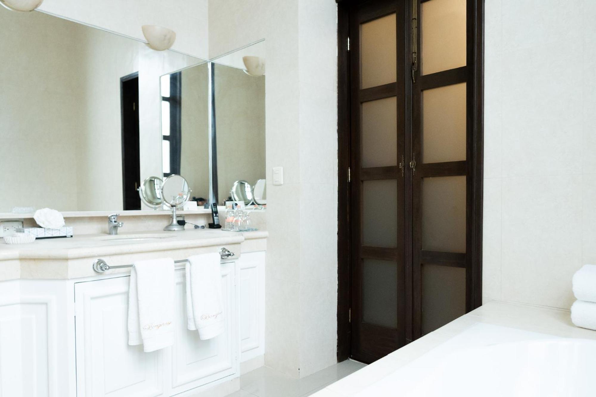 Deluxe King Suite