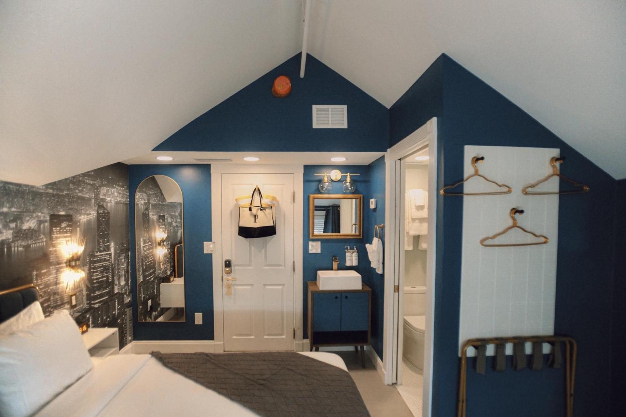Standard Queen Room