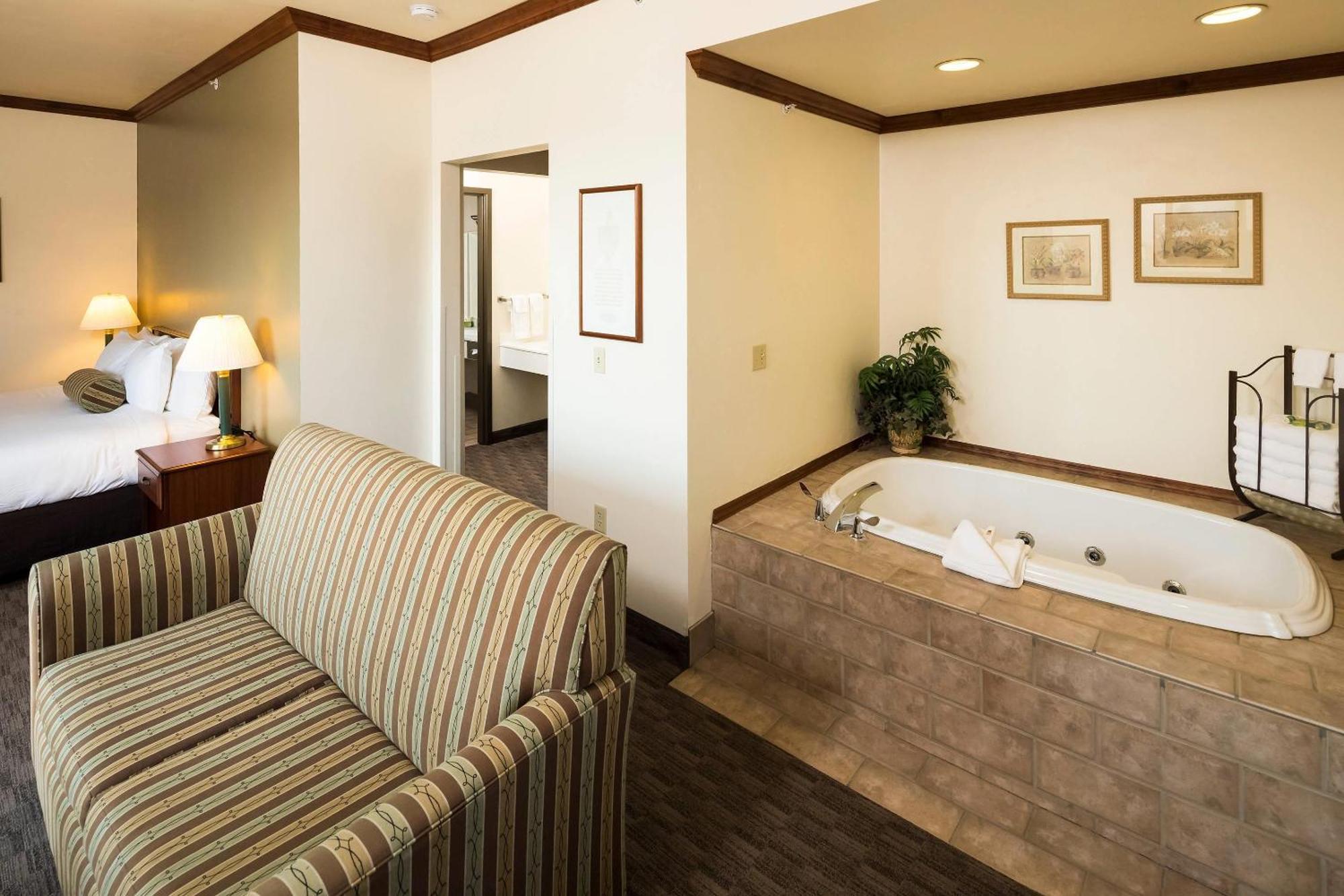 Superior King Suite with Whirlpool - Non-Smoking