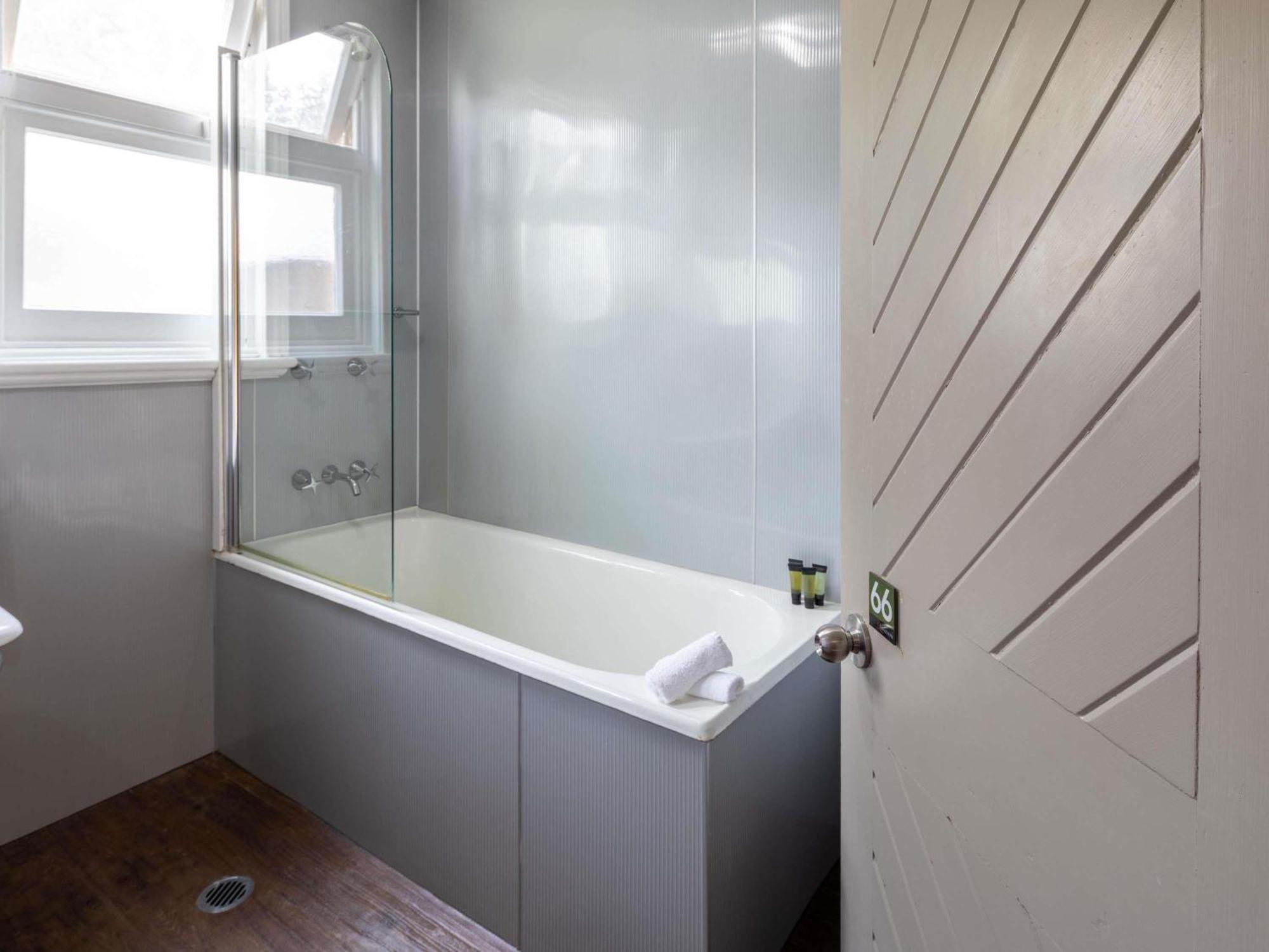 Queen Room External Private Bathroom