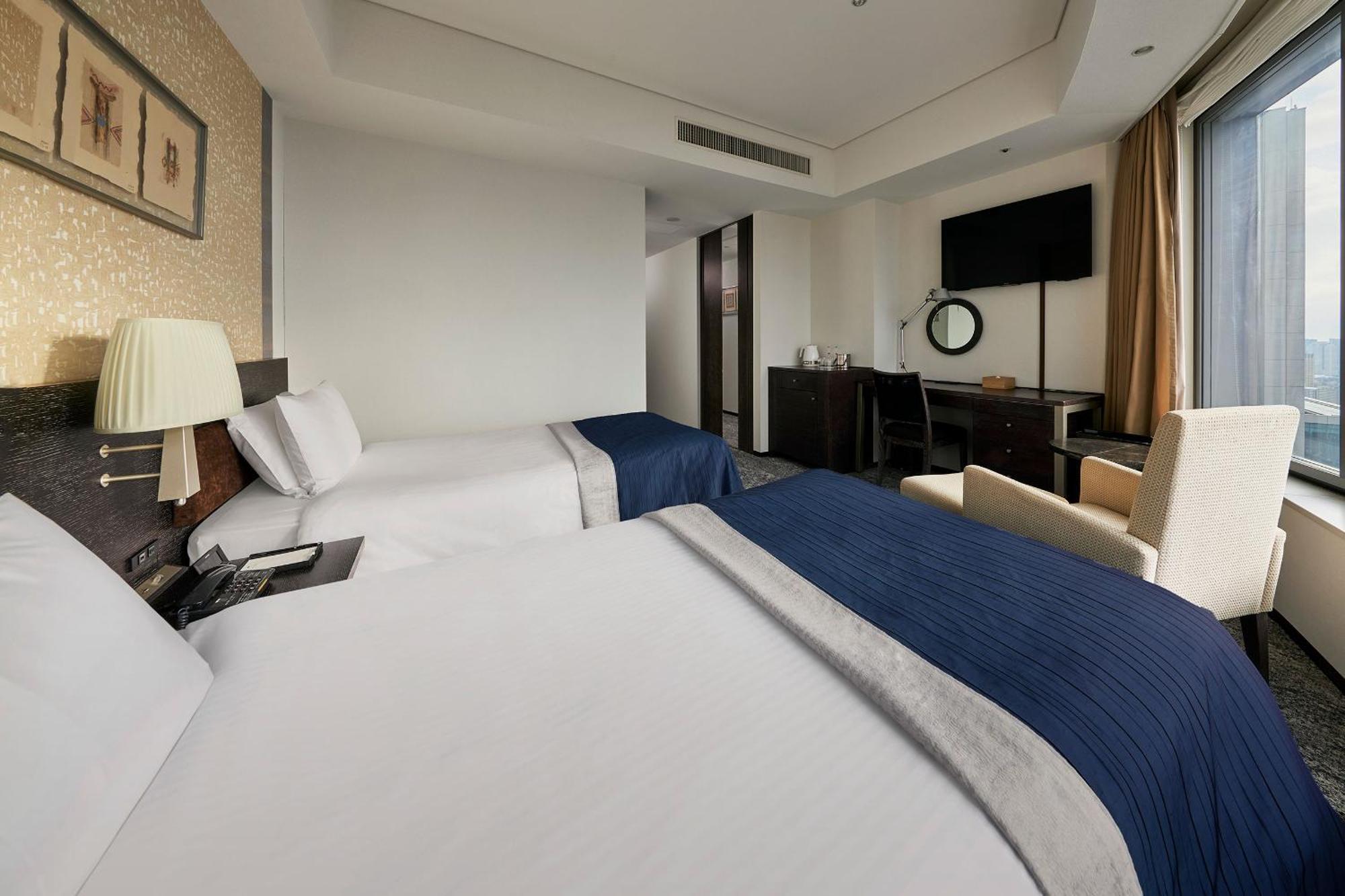 Corner Twin Room Non Smoking Above 27th floor